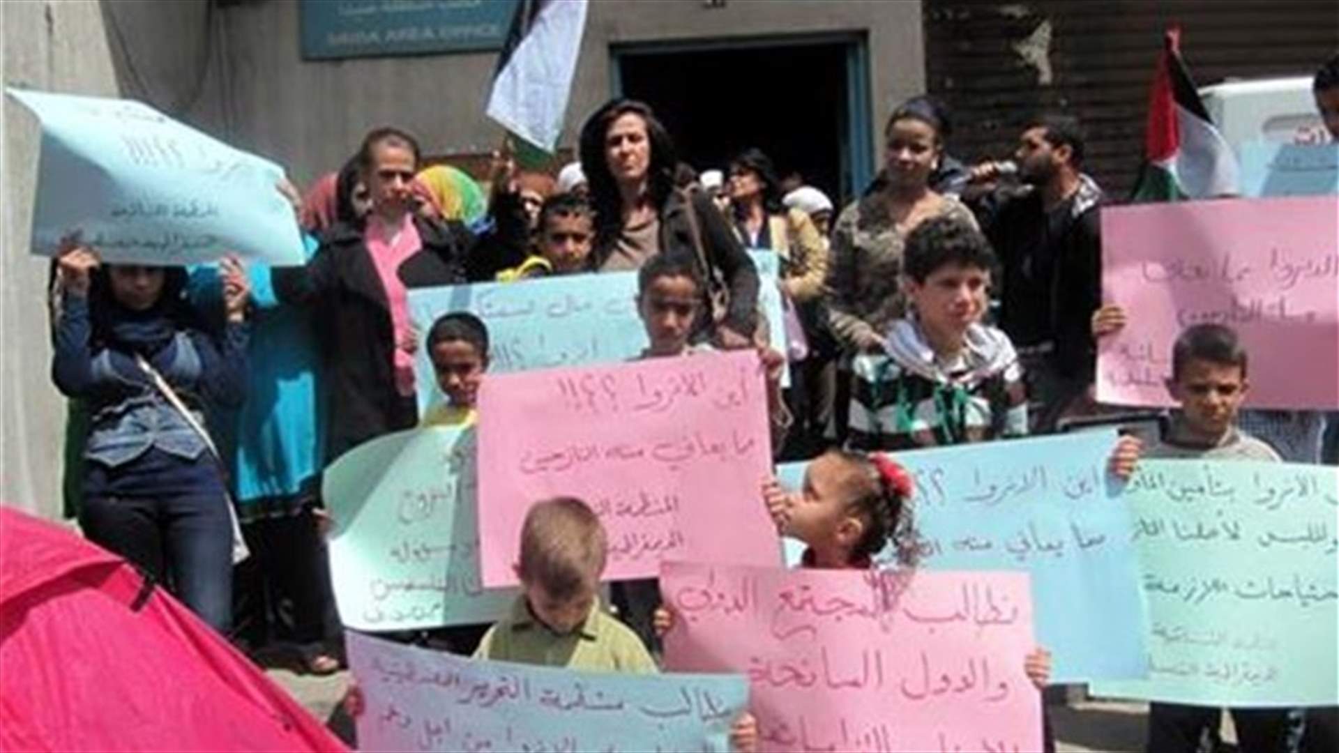 السفير: كيف اختفت مئة ألف دولار من صندوق "الأونروا"؟