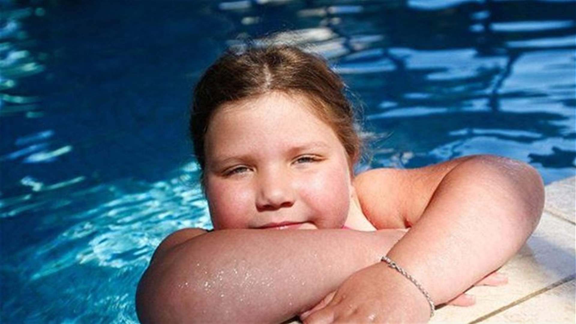 بالصور: طفلة يزيد وزنها كيلوغراما اسبوعيا