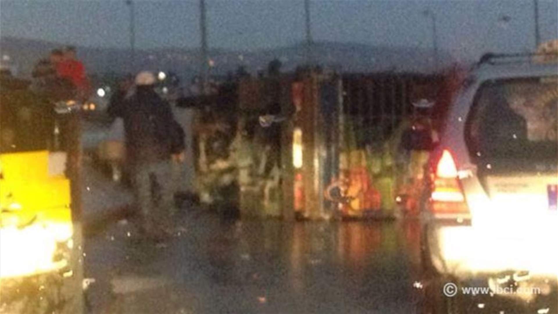 بالصور..انقلاب شاحنة صغيرة على طريق الاشرفية الحازمية
