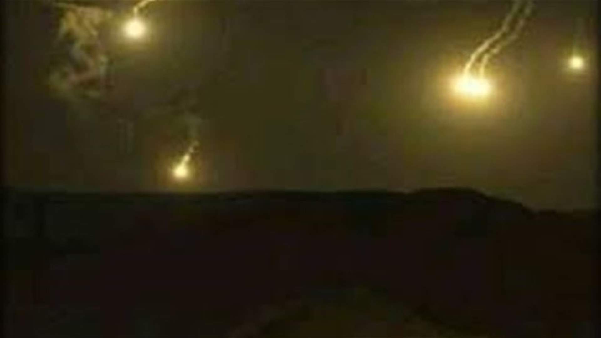 اطلاق قنابل مضيئة فوق موقع المرصد والمرتفعات الغربية لجبل الشيخ