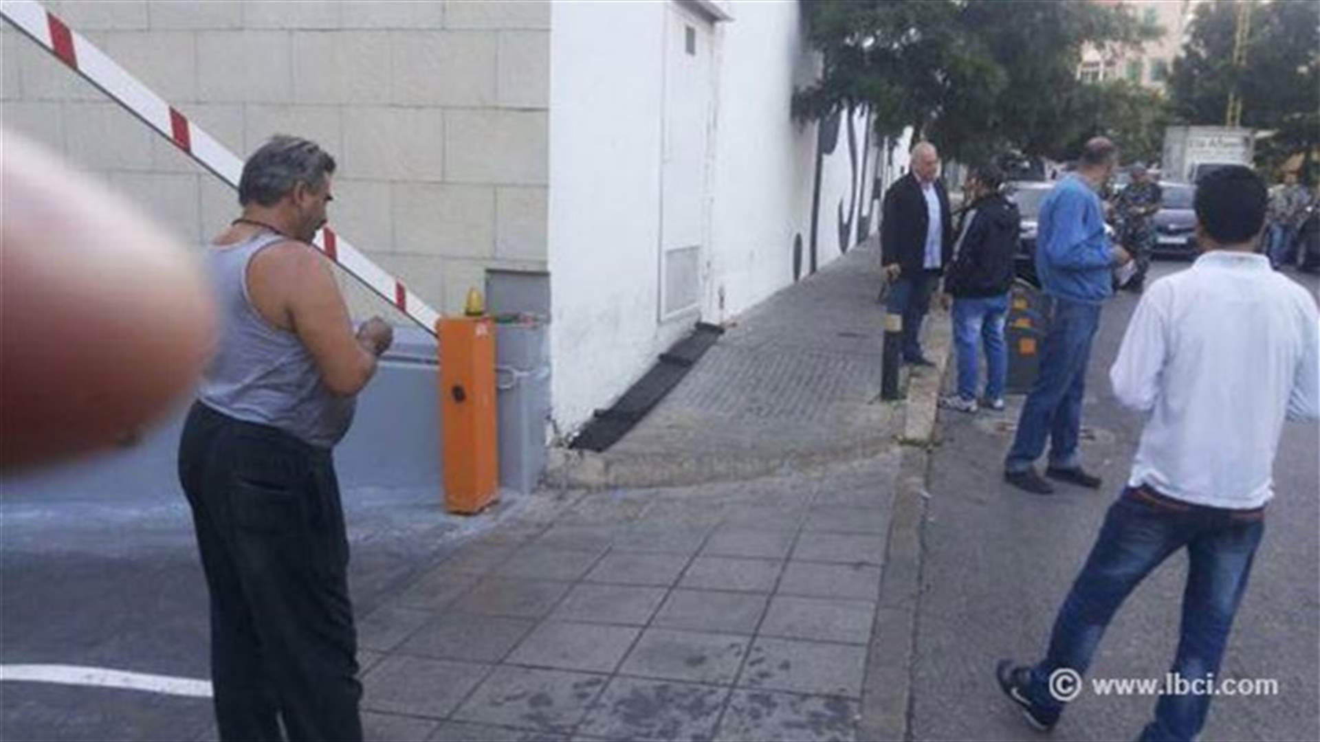 EDL contract workers hold protest at company’s headquarters in Corniche El-Naher