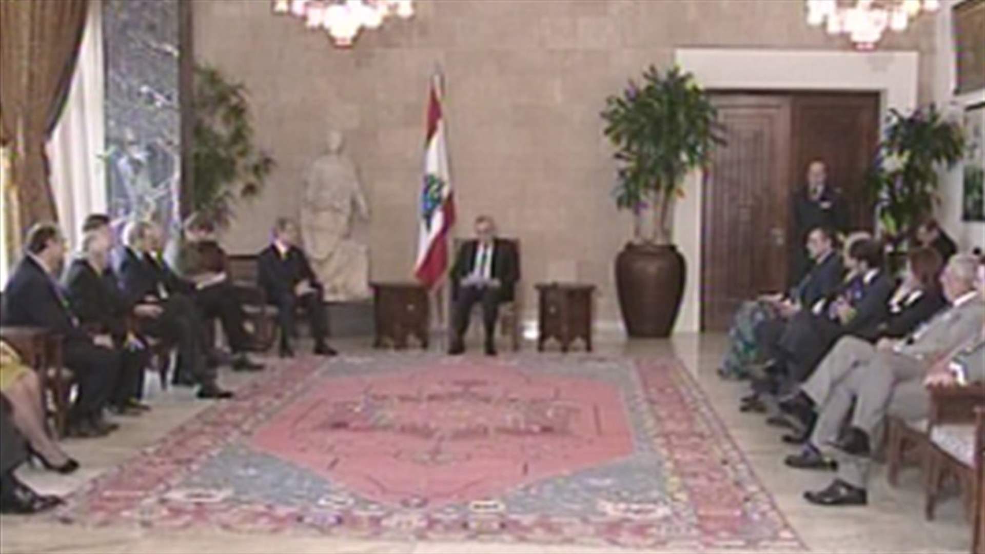 سليمان يشدد على أهمية الحفاظ على الحوار