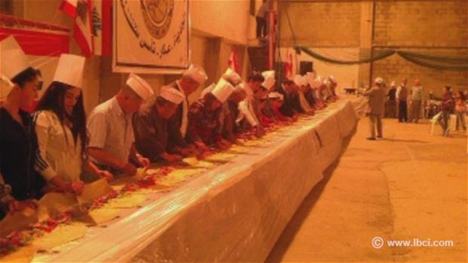 بالصور..أطول سندويش فلافل في عكار