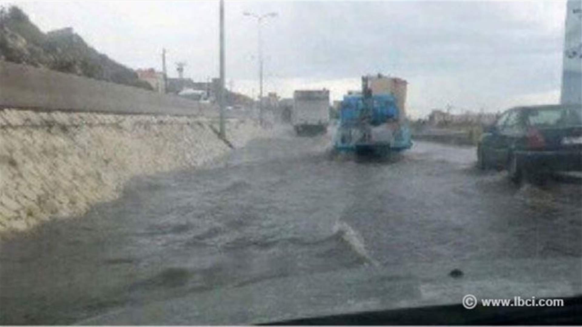 بالصور: مياه الامطار تعيق مرور السيارات على اوتستراد طرابلس البترون 