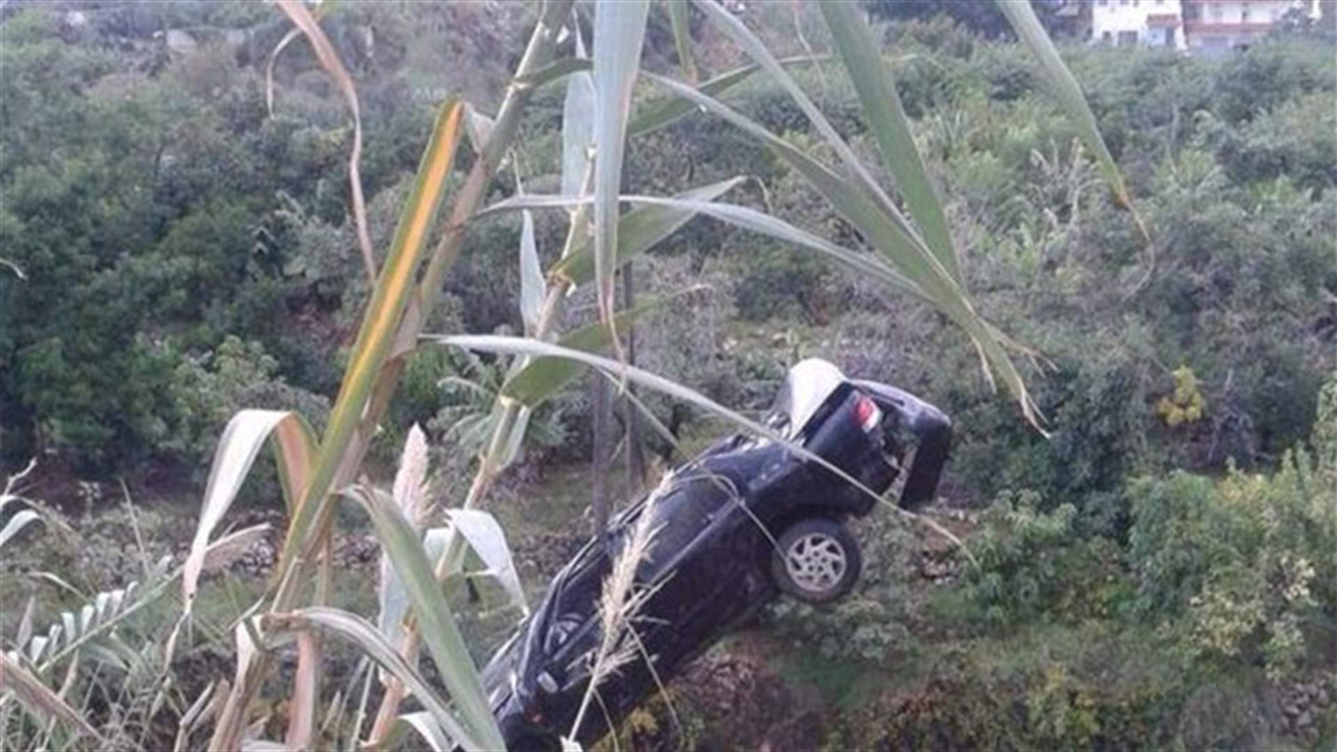 بالصورة..مقتل شابة بتدهور سيارتها على اوتوستراد عمشيت