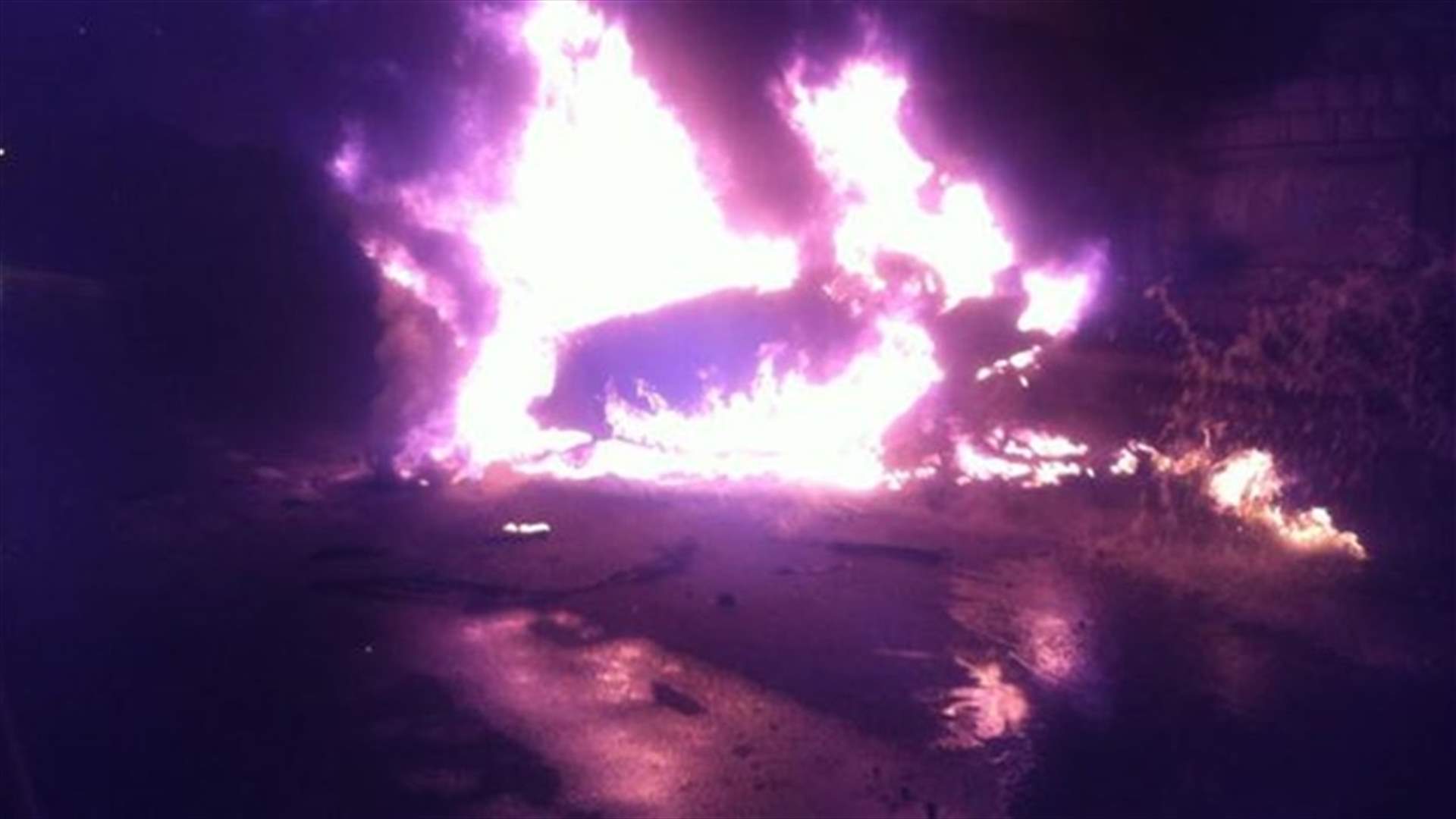 [PHOTOS] Vehicle goes up in flames in Ain El-Mrayseh