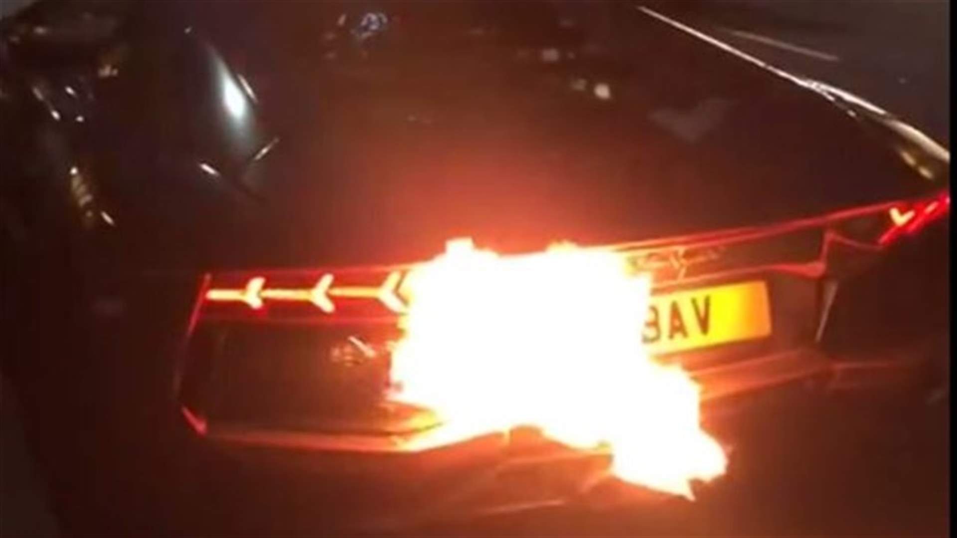 بالفيديو: تباهى بالـ لامبورغيني فاشتعلت النار منها