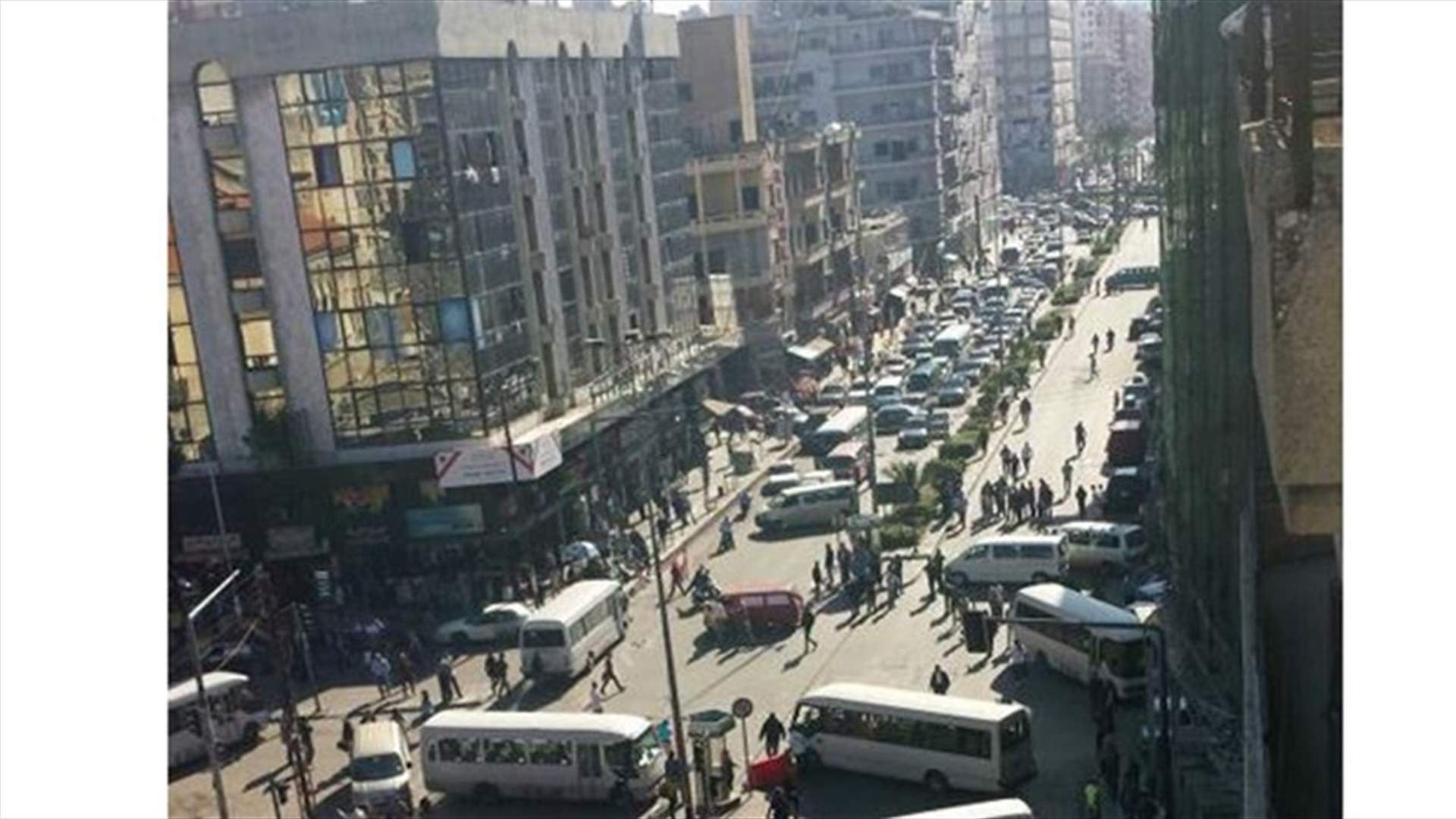 أصحاب الفانات في طرابلس قطعوا الطريق قرب ساحة التل
