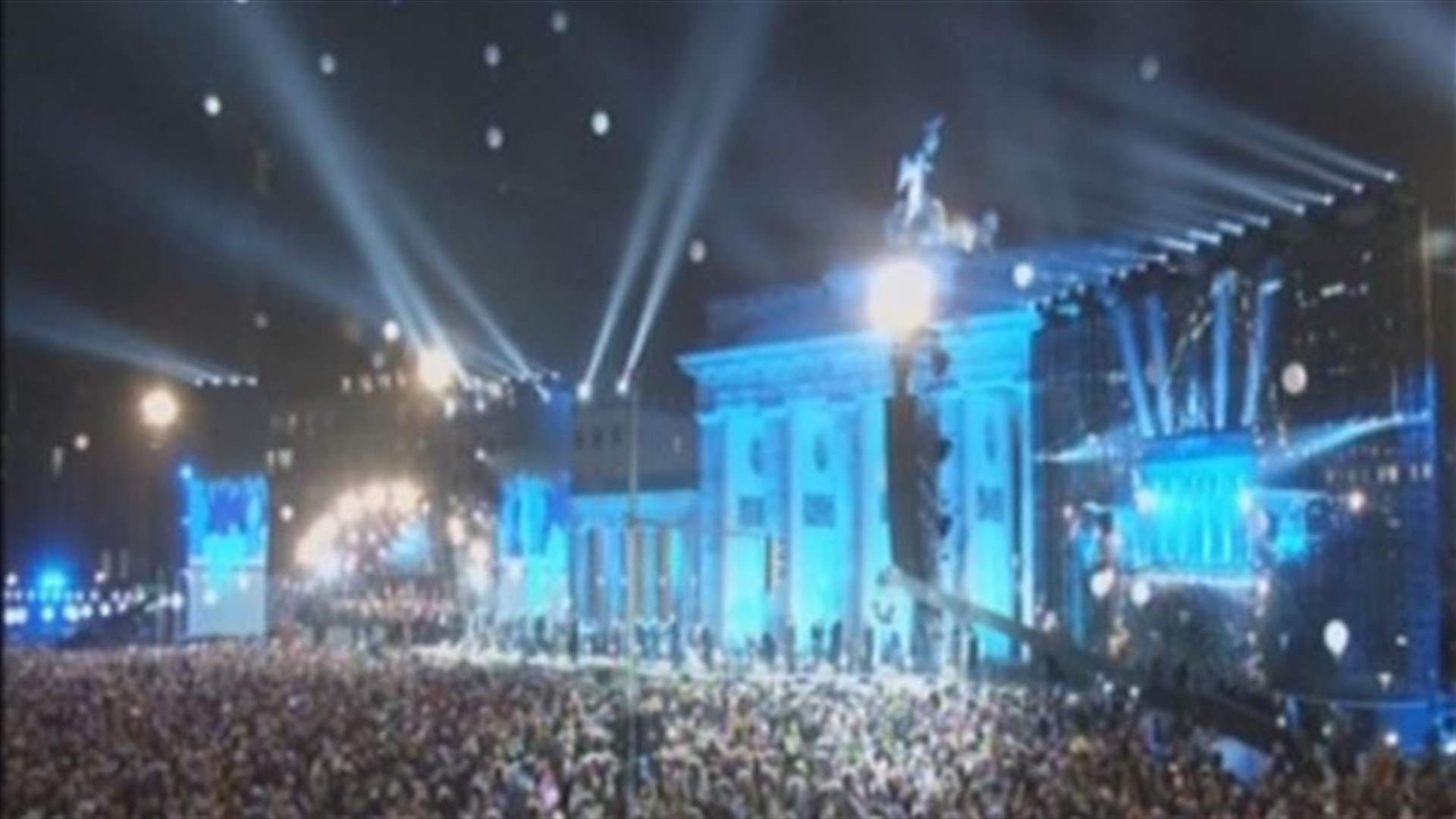 Berlin's 'border of lights' illuminates former Wall crossing