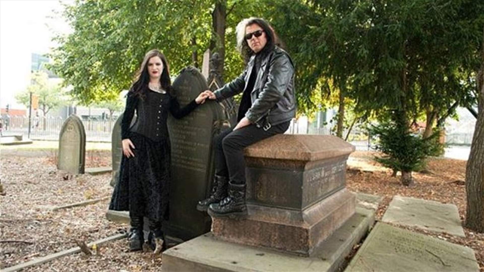 [PHOTOS] Real-Life Vampires Appear As Regular British Couple