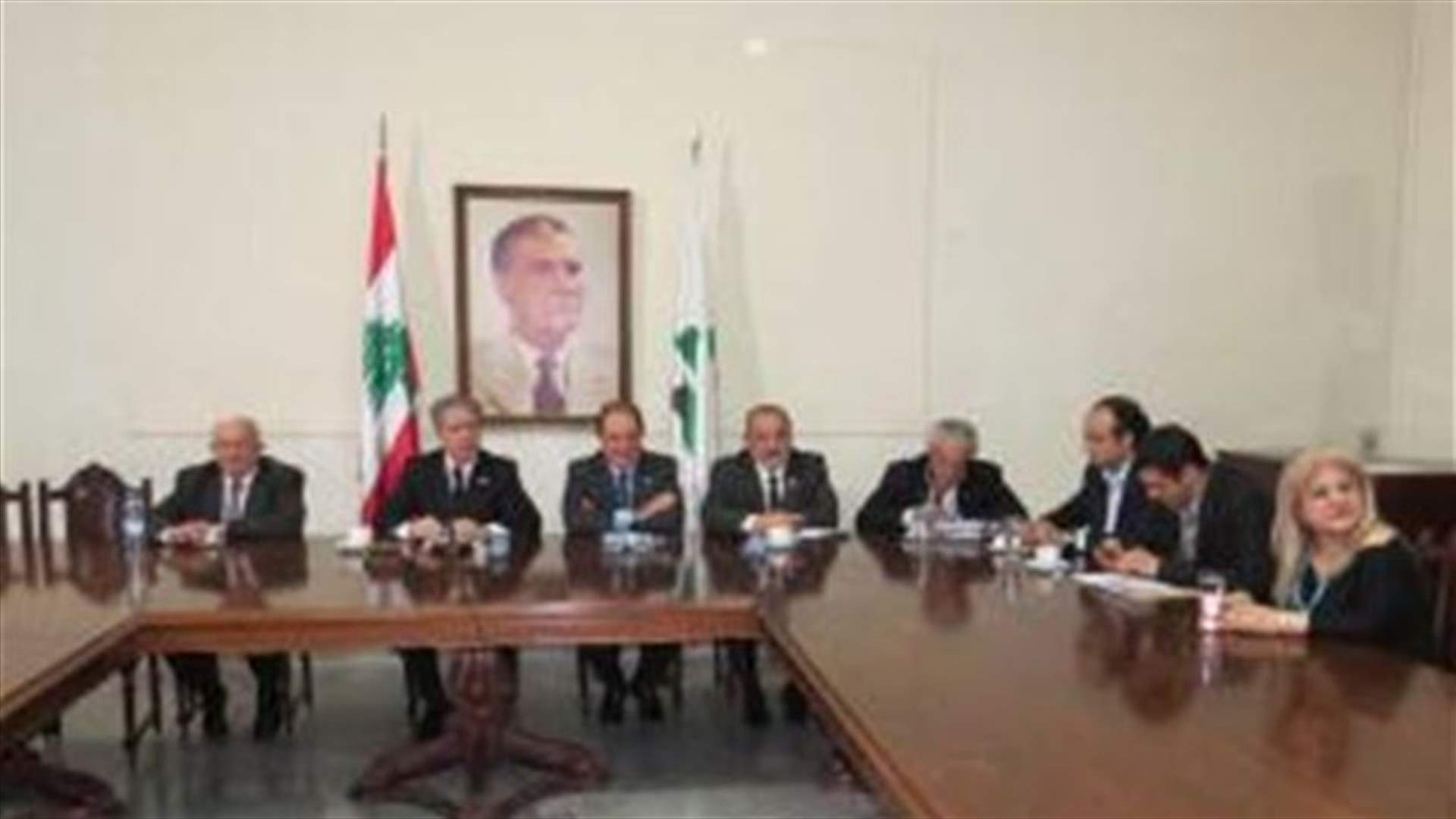الكتائب: تشريع الضرورة يبدأ بانتخاب رئيس للجمهورية