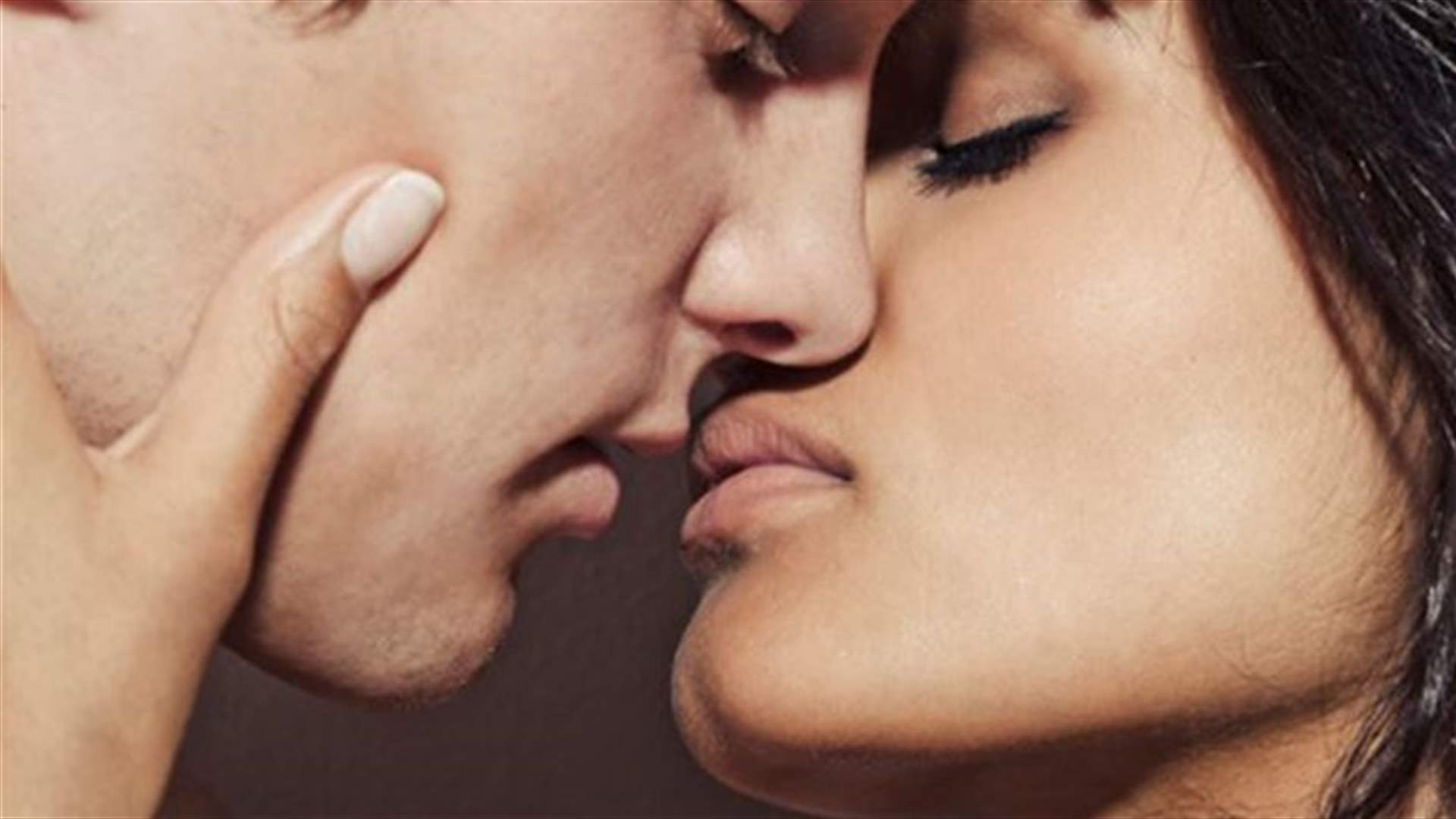 لماذا نُغمض أعيننا أثناء التقبيل؟