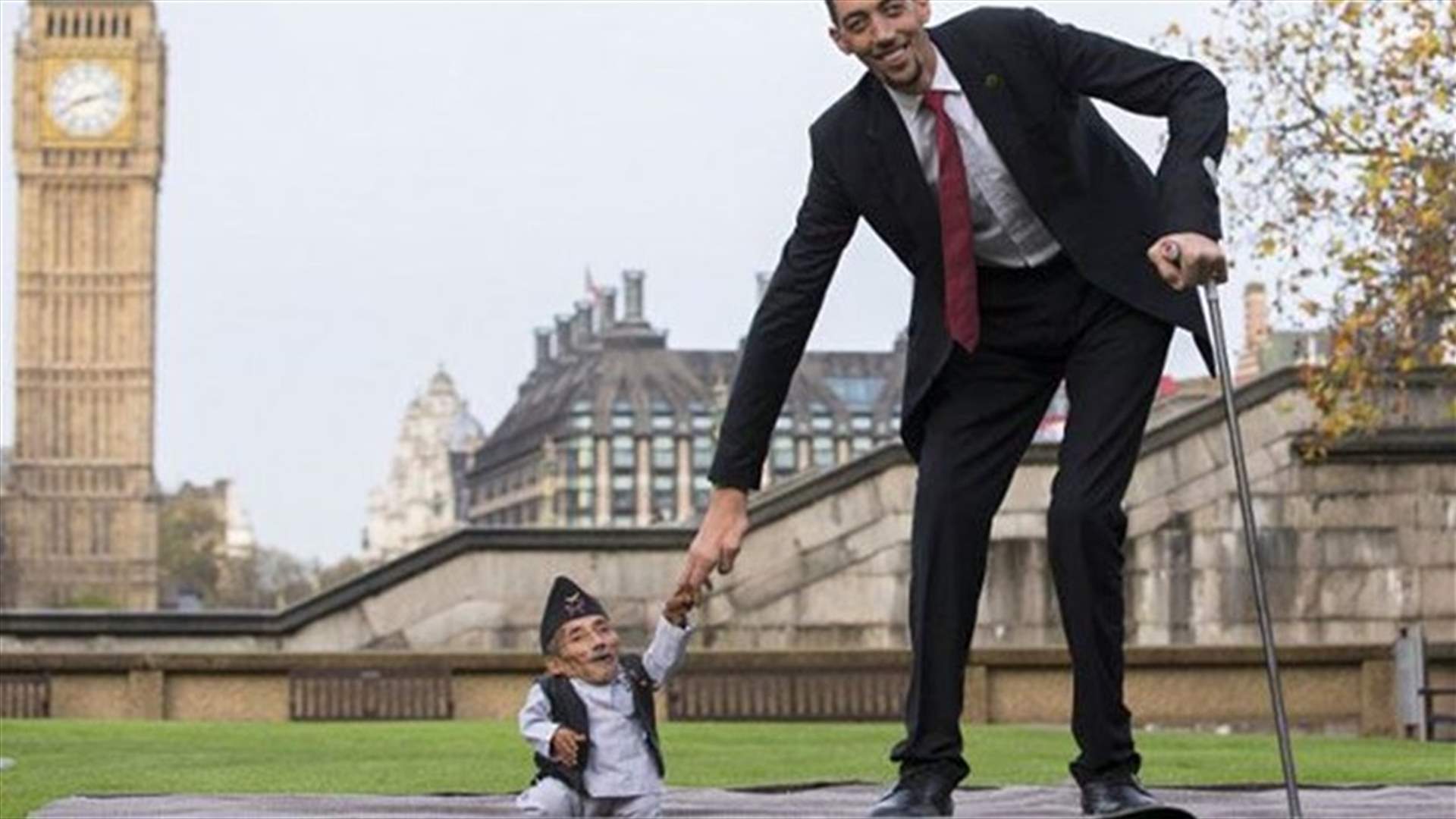 بالصور- حين يلتقي اطول رجل باقصر رجل في العالم