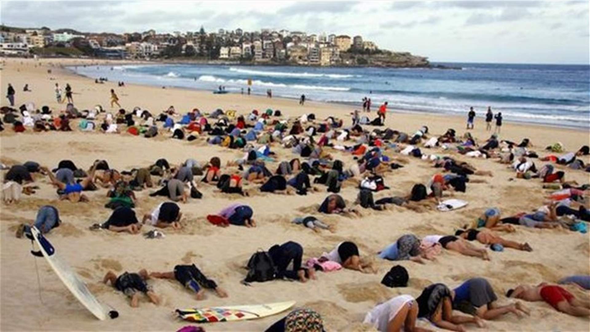 Australians bury heads in sand to mock government climate stance
