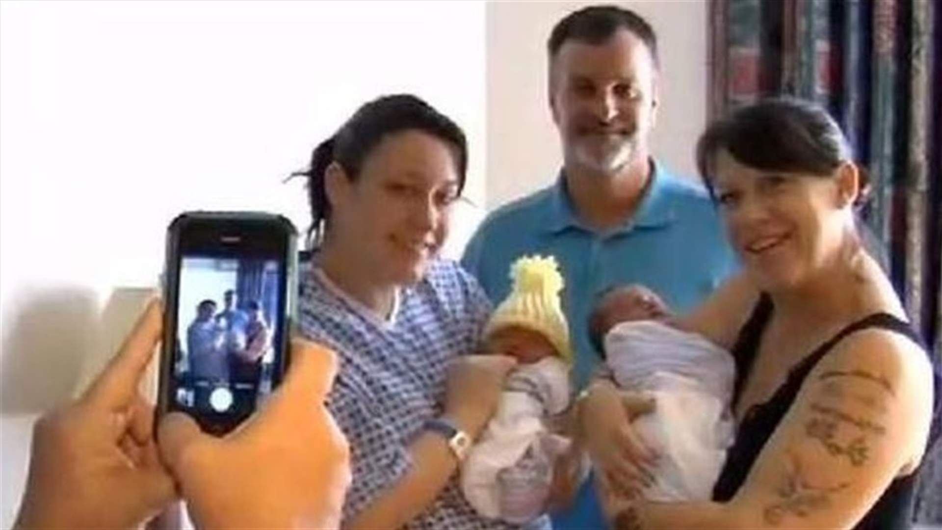 أم وابنتها تضعان مولودين في نفس اليوم