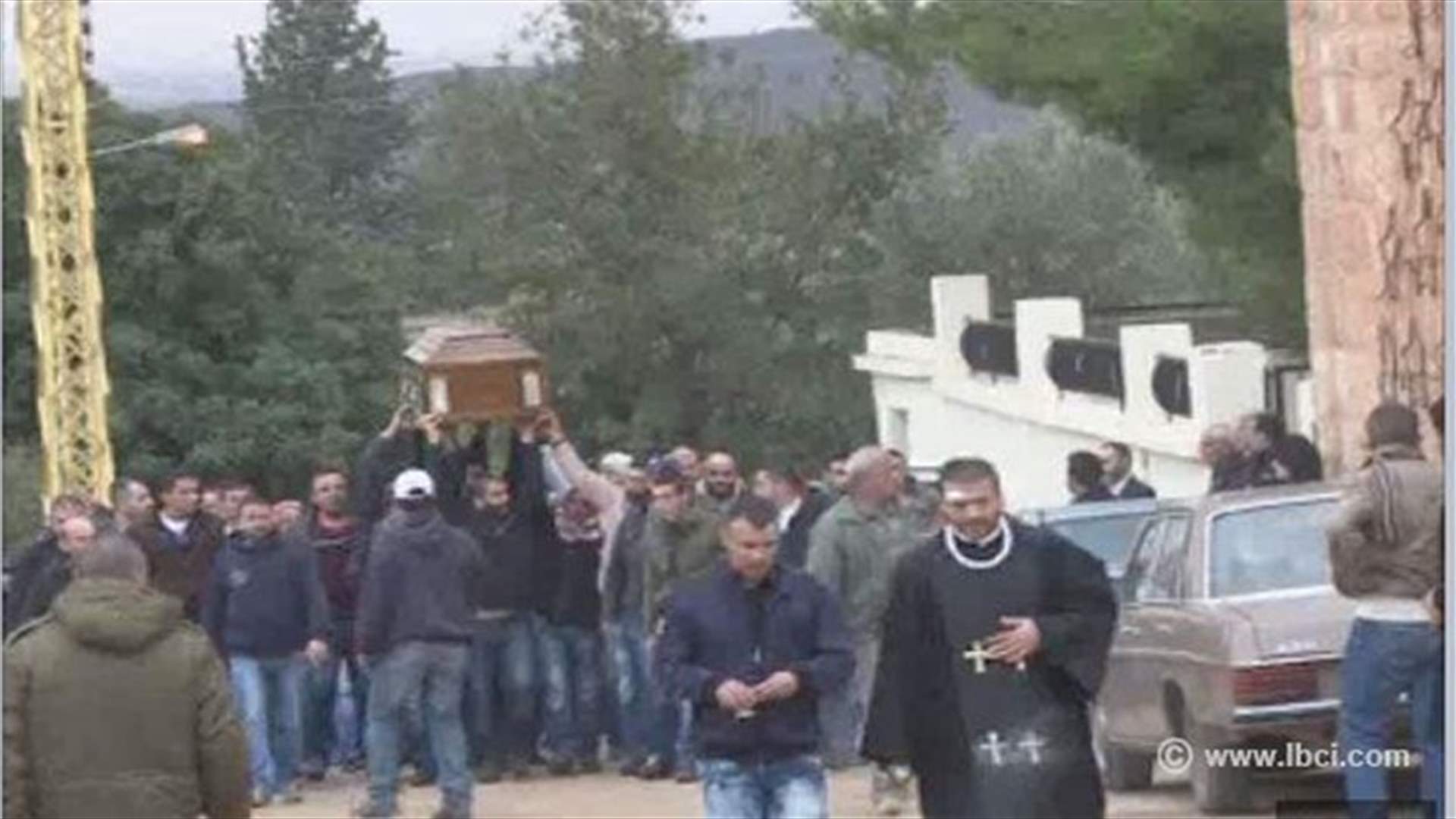 نديمة الفخري يحضنها تراب بلدتها واهالي المنطقة يقطعون الطرق 