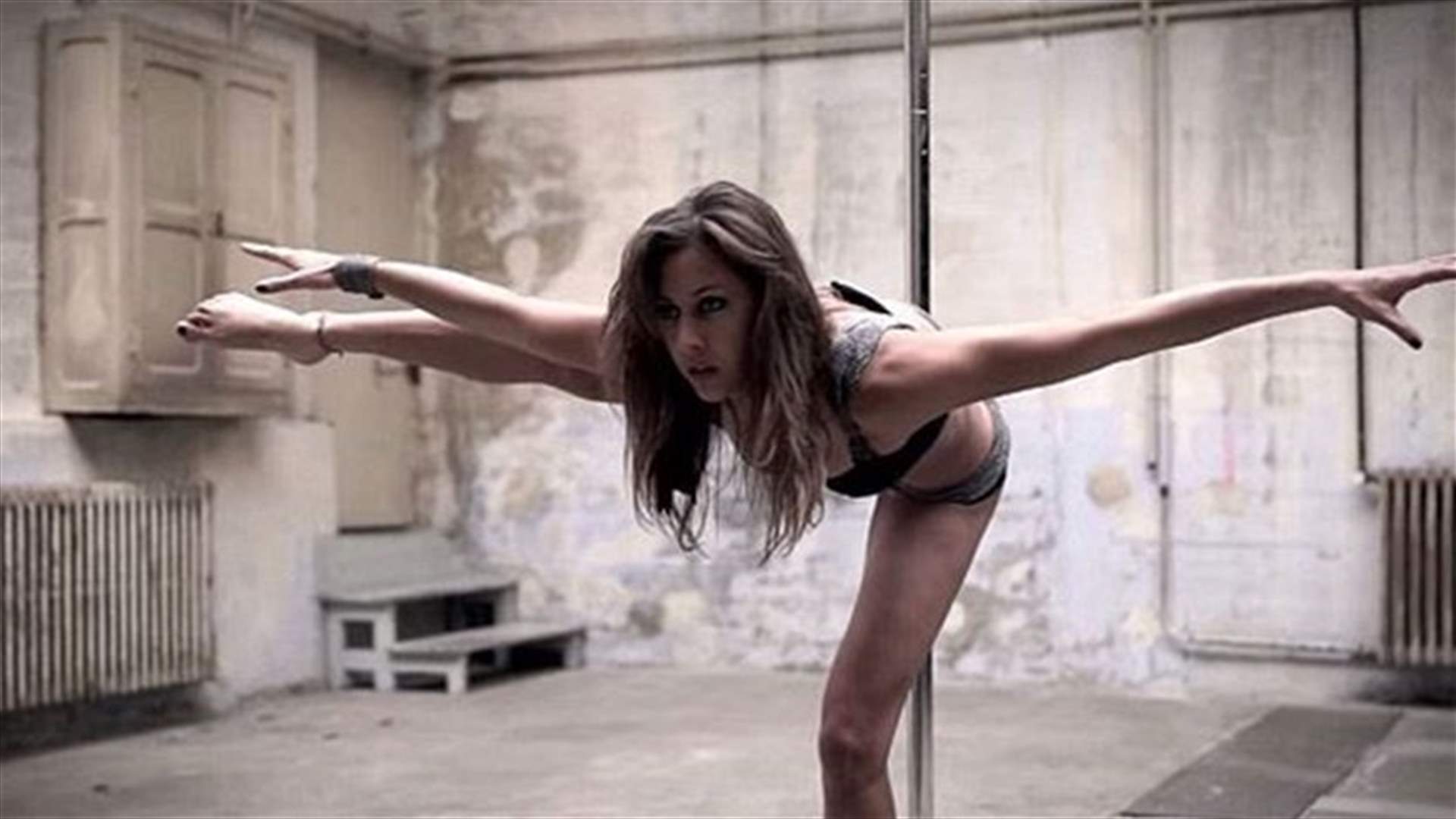 [VIDEO] The Woman Who Defies Gravity While Pole Dancing