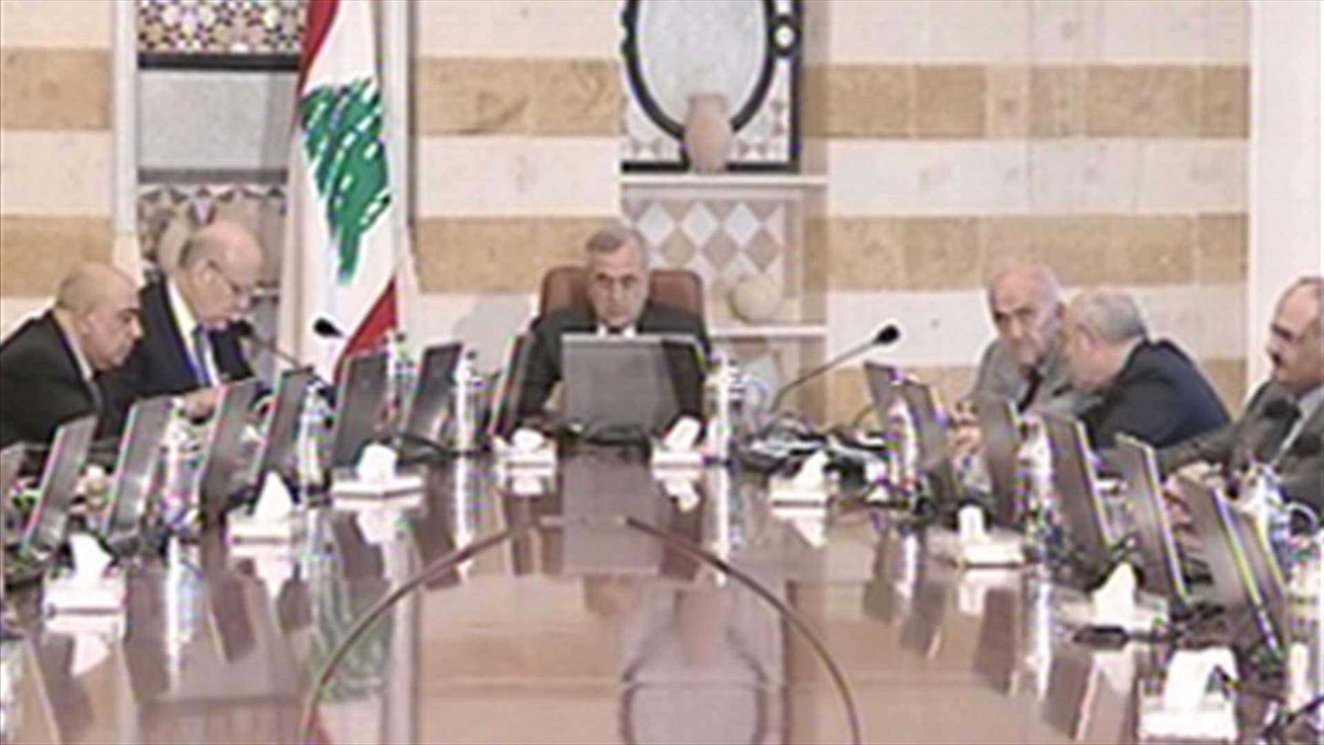 التجديد لشركتي الخلوي يقابل بتحفظ 4 وزراء وسجال حاد بين سليمان وباسيل