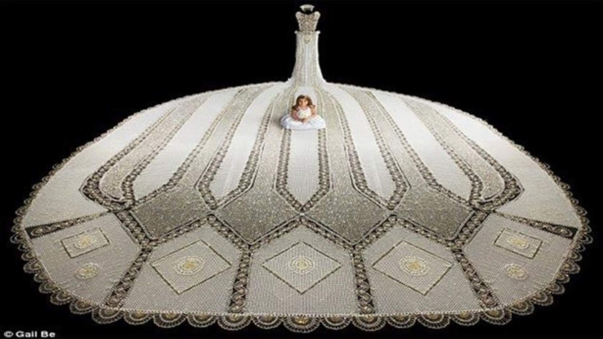 بالصور: أكبر فستان زفافٍ مطرّز استغرق تصميمه 3 سنوات!