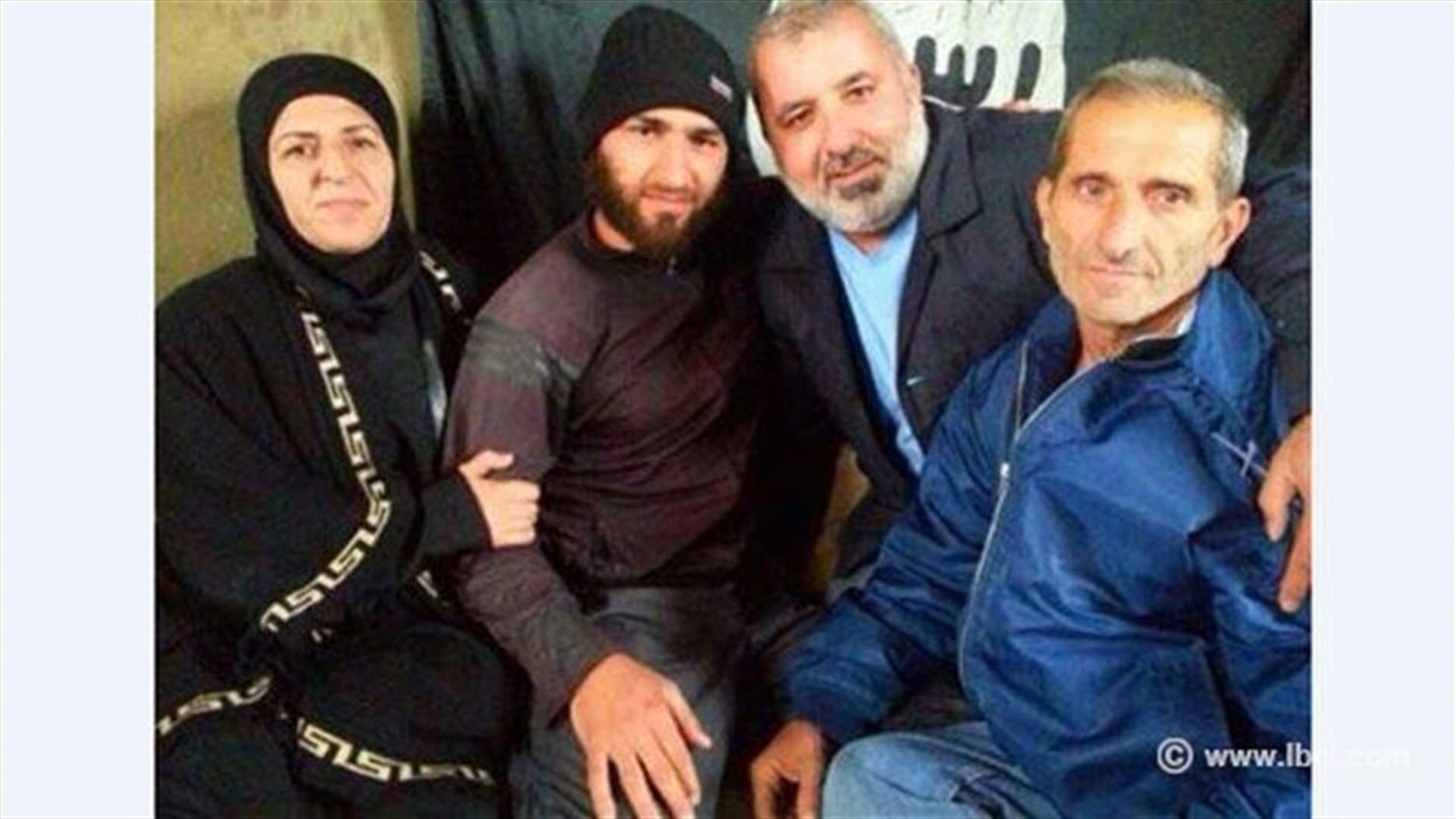 صورة للجندي المخطوف ابراهيم مغيط مع عائلته في عرسال