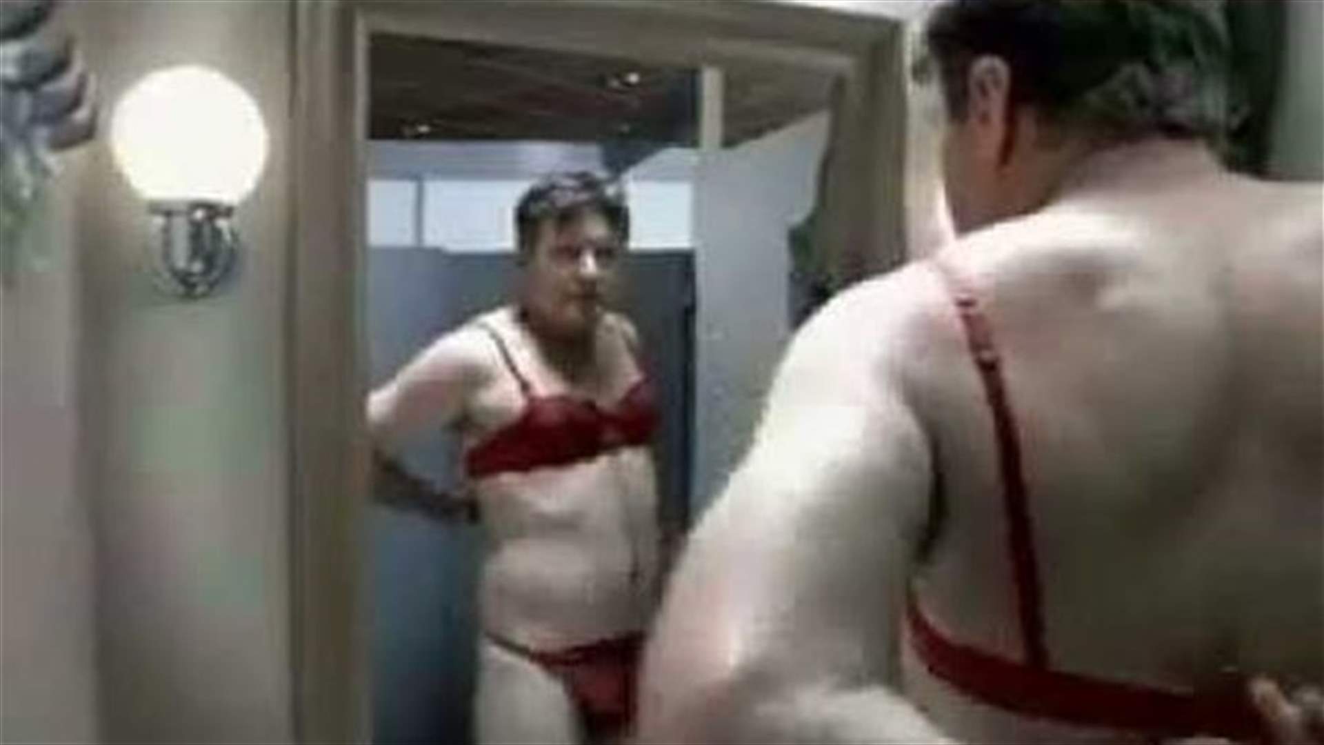 رجل يخلع ملابسه بحمام سيدات ويجري عاريا