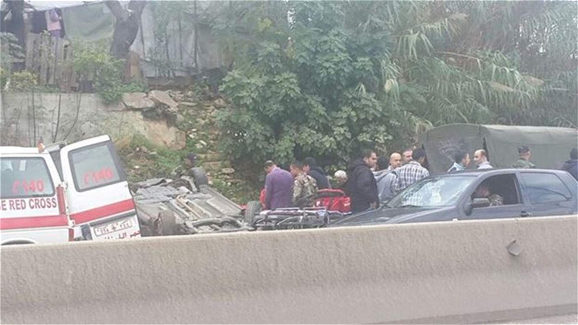 بالصورة...جريح بانقلاب سيارة على اوتوستراد عمشيت-جبيل