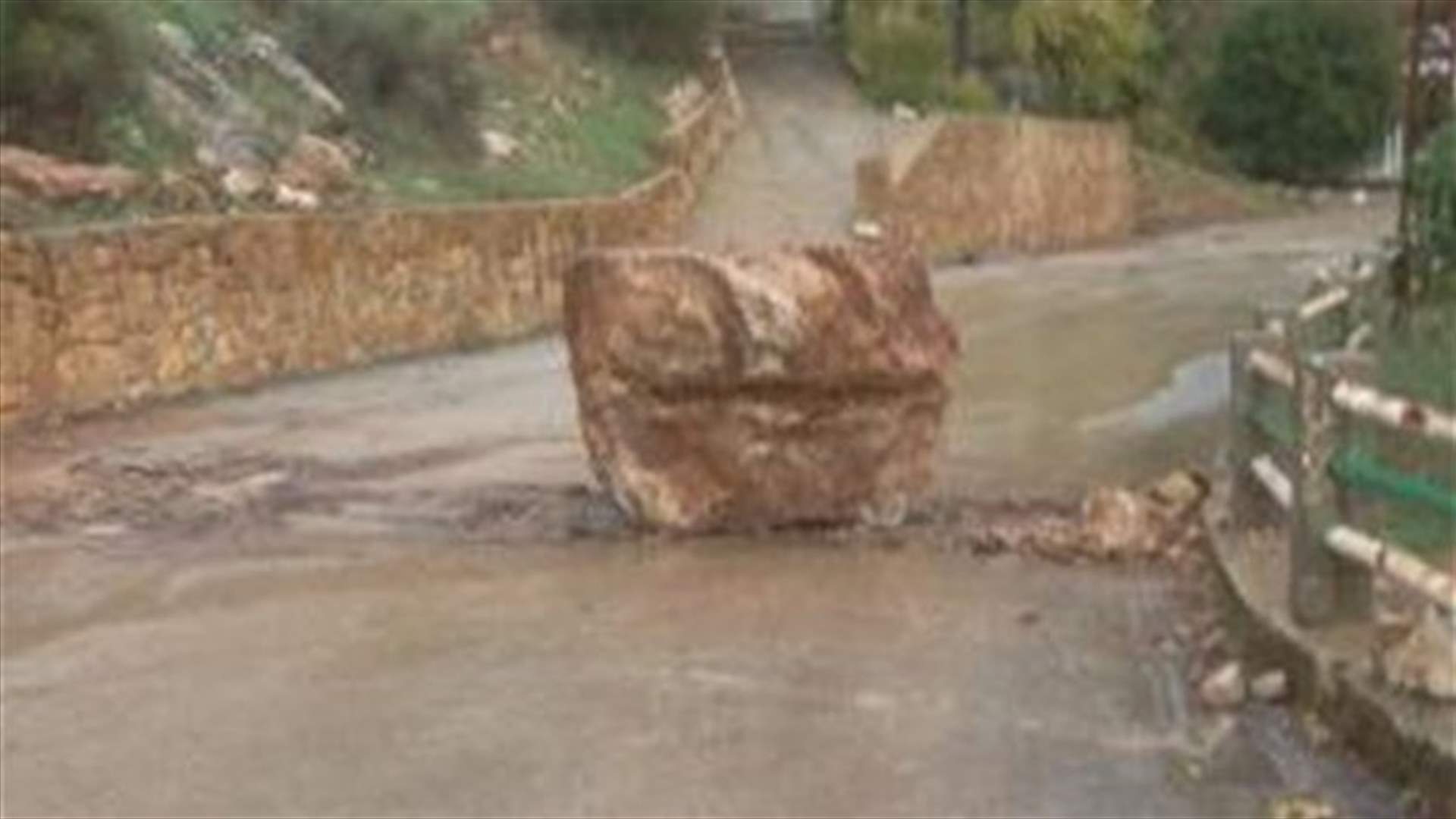 الأمطار تتسبب بسقوط صخرة كبيرة واستقرارها وسط طريق قرطبا