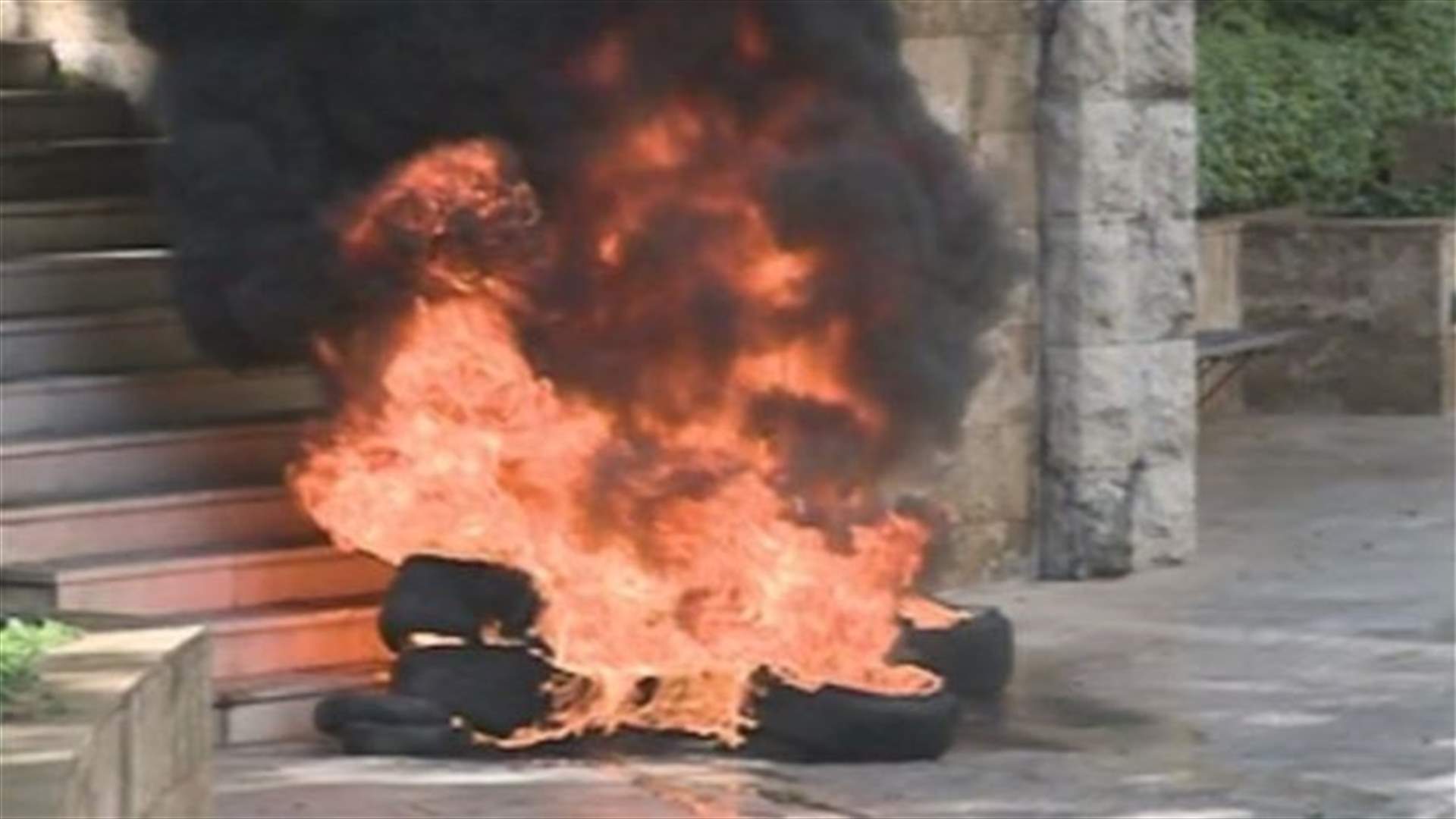Relatives of Lebanese troops burn tires in Riad El-Soleh Square