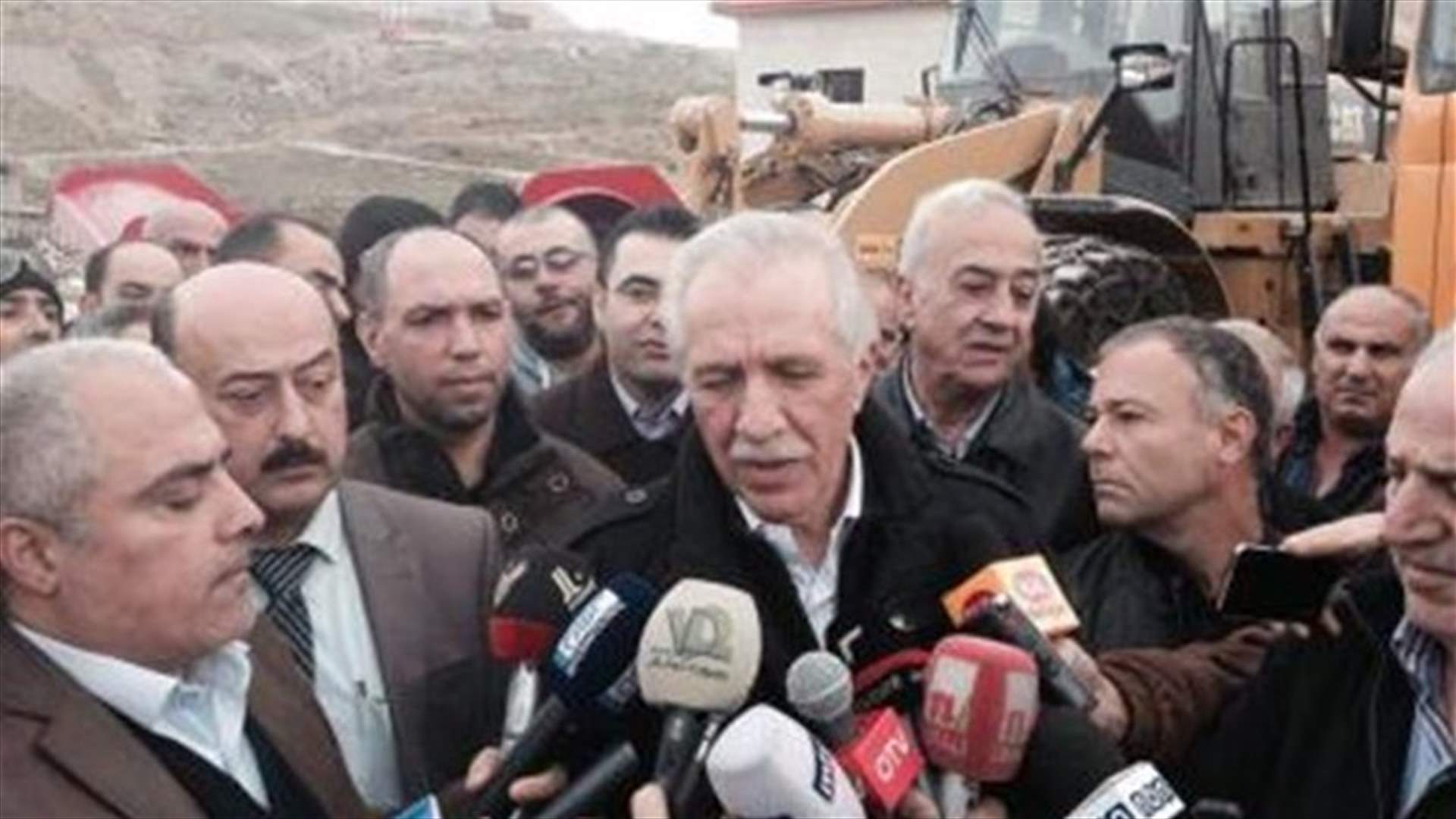 زعيتر تفقد مركز جارفات الثلوج في ضهر البيدر