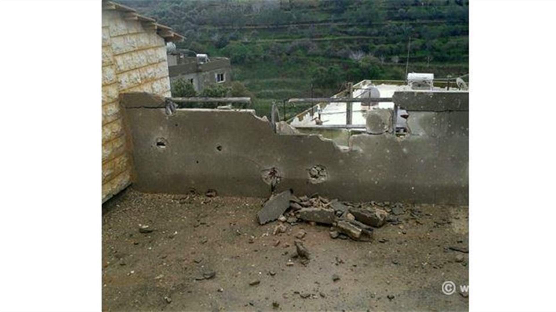بالصور ـ سقوط قذيفة ليلا على منزل في العوينات بعكار