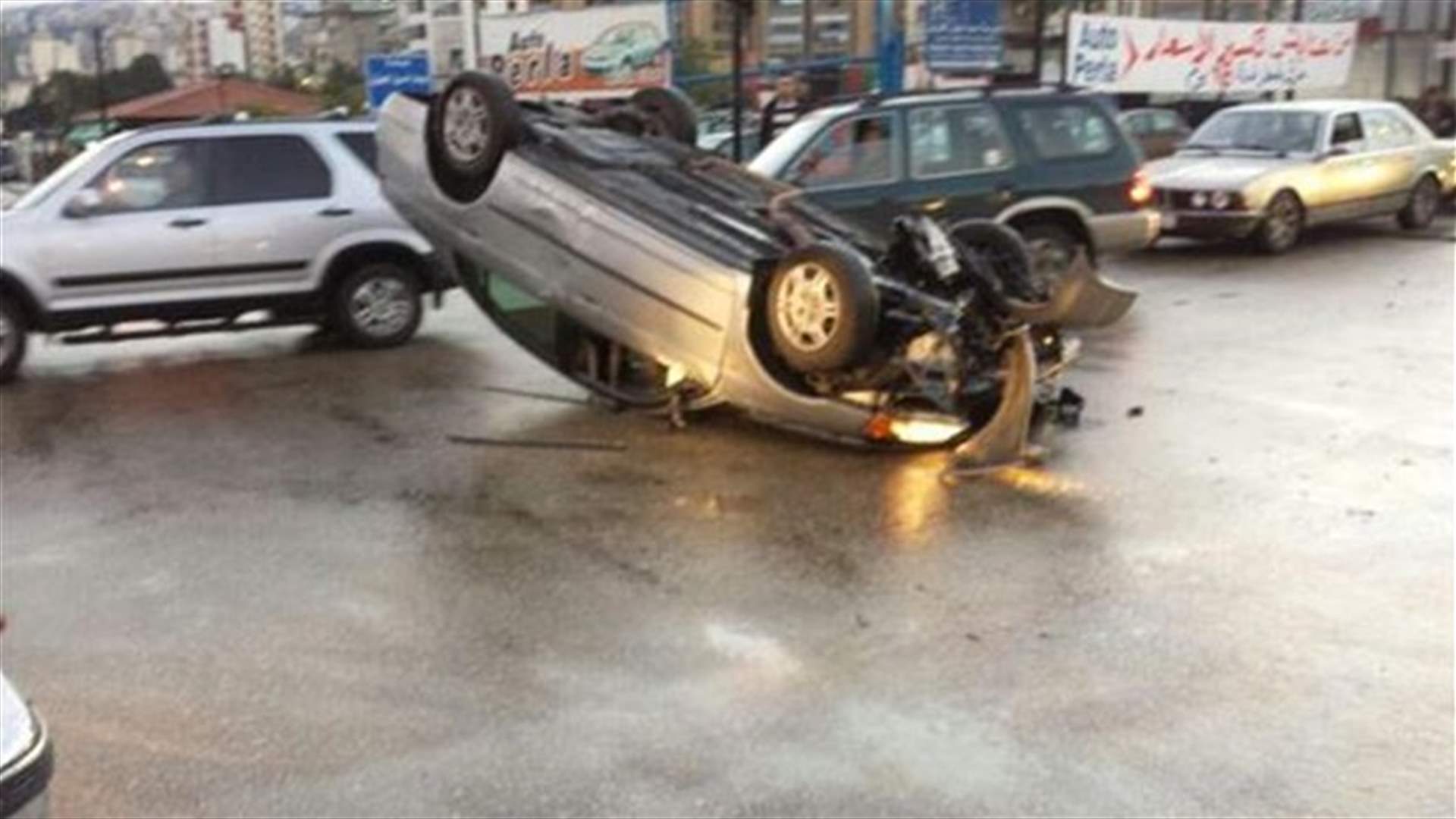 بالصور...جريحان اثر انقلاب سيارة في سد البوشرية