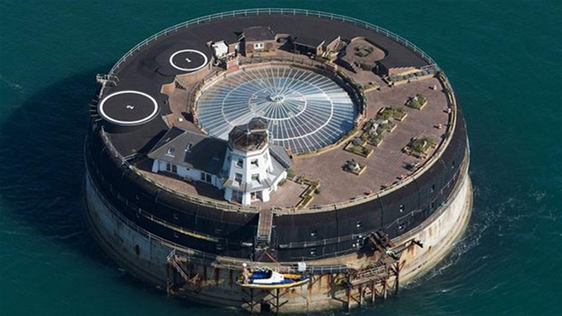 بالصور: جزيرة خاصة للإيجار في عرض البحر