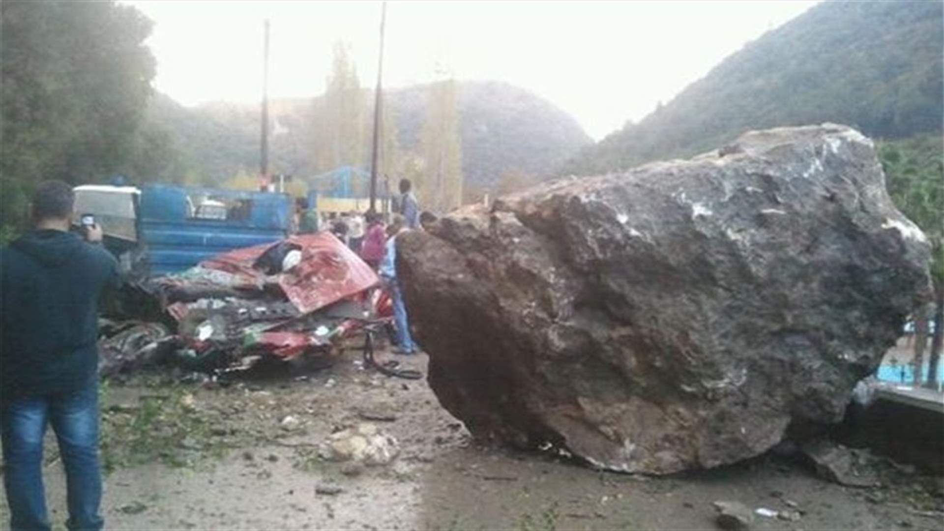 بالصور...جريح اثر سقوط صخرة كبيرة على طريق نهر الكلب-زكريت