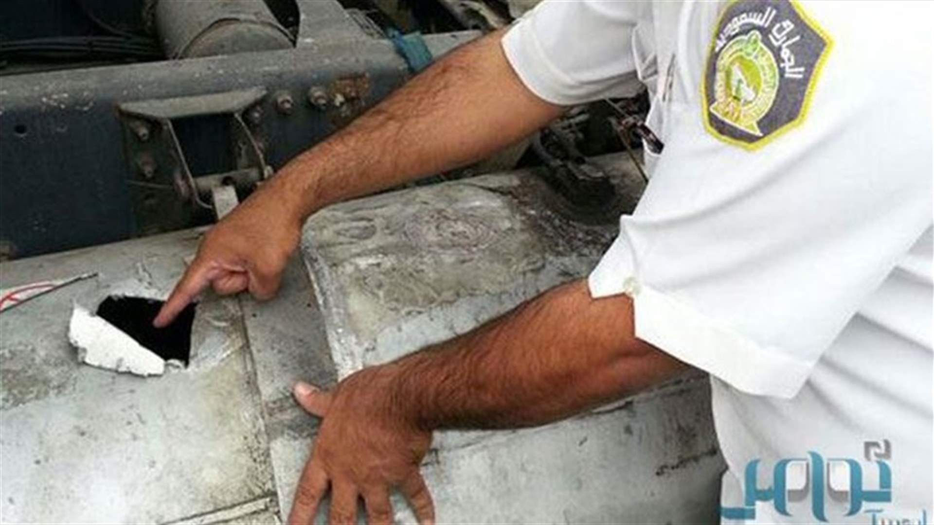 ضبط 335 ليتراً من الخمر في خزان وقود شاحنة في الرياض