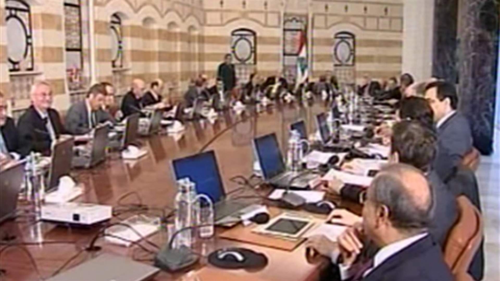 رفع جلسة مجلس الوزراء بسبب خلاف على التعيينات...وميقاتي قد يعتكف