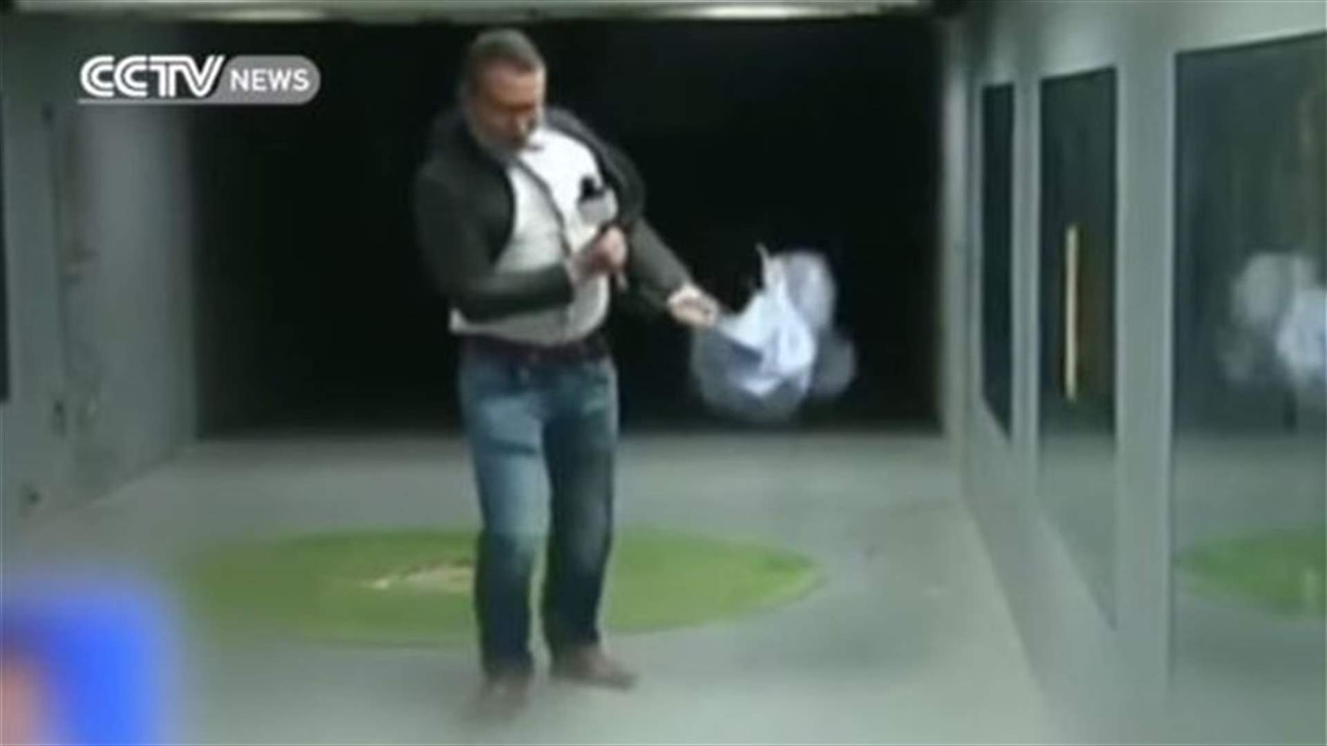 بالفيديو: خطفته الرياح مباشرة على الهواء