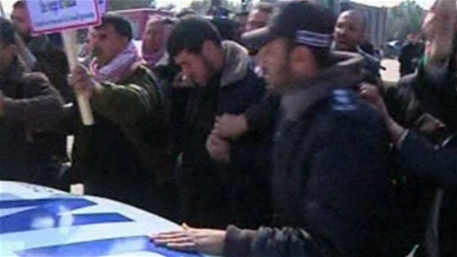 أهالي أسرى فلسطينيين يرشقون بان كي مون عند مدخل غزة بالاحذية