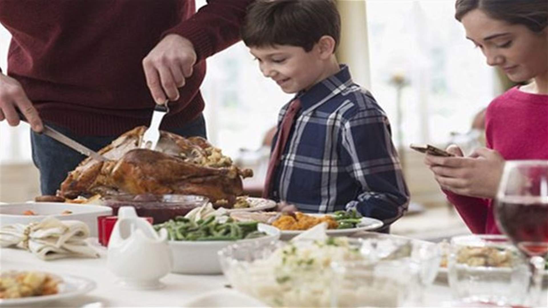 [PHOTOS] Which Side Are You On? Dinner Tables Of The Rich And Poor 