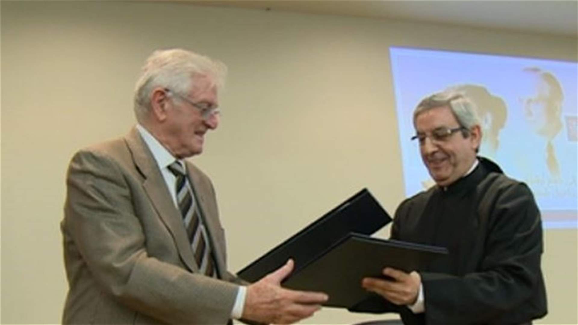جمع أرشيف الرئيس كميل شمعون بجامعة الروح القدس