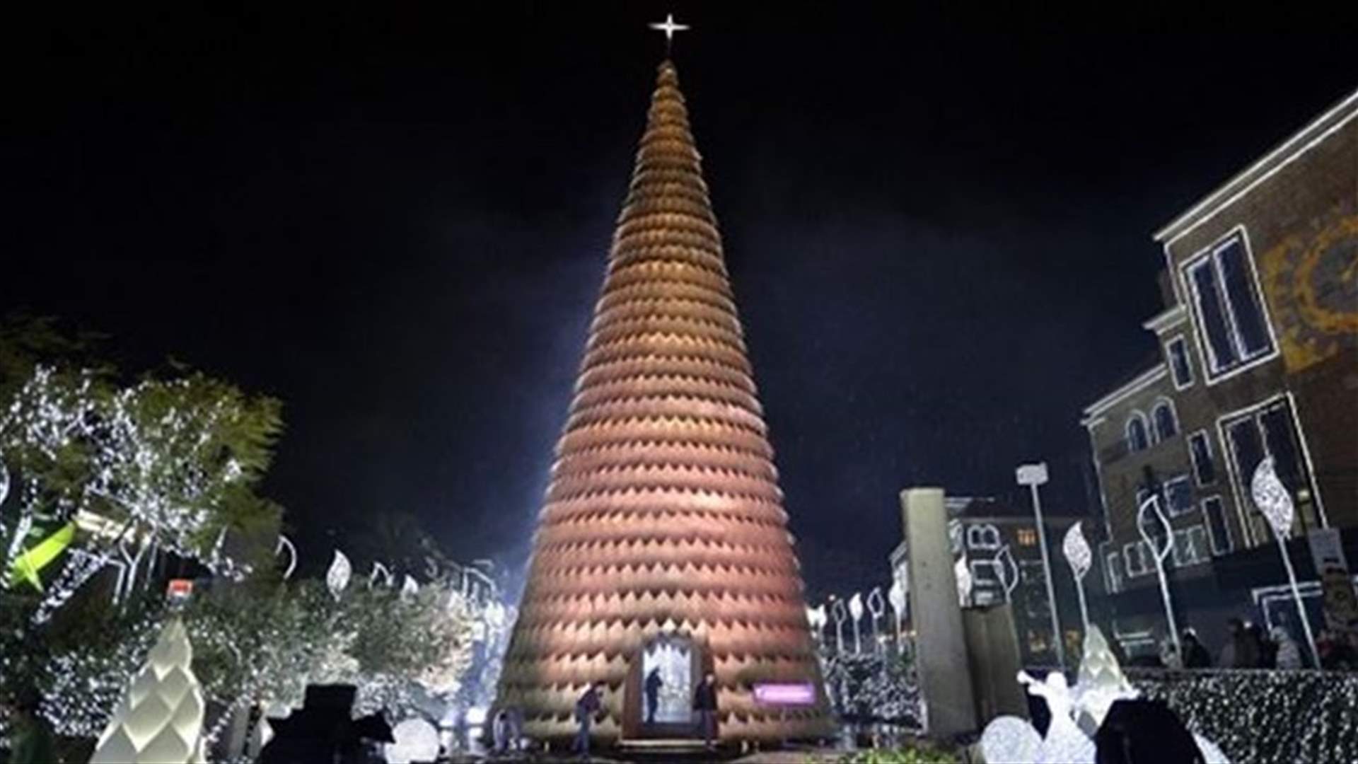شجرة العيد في جبيل... من الأجمل في العالم 