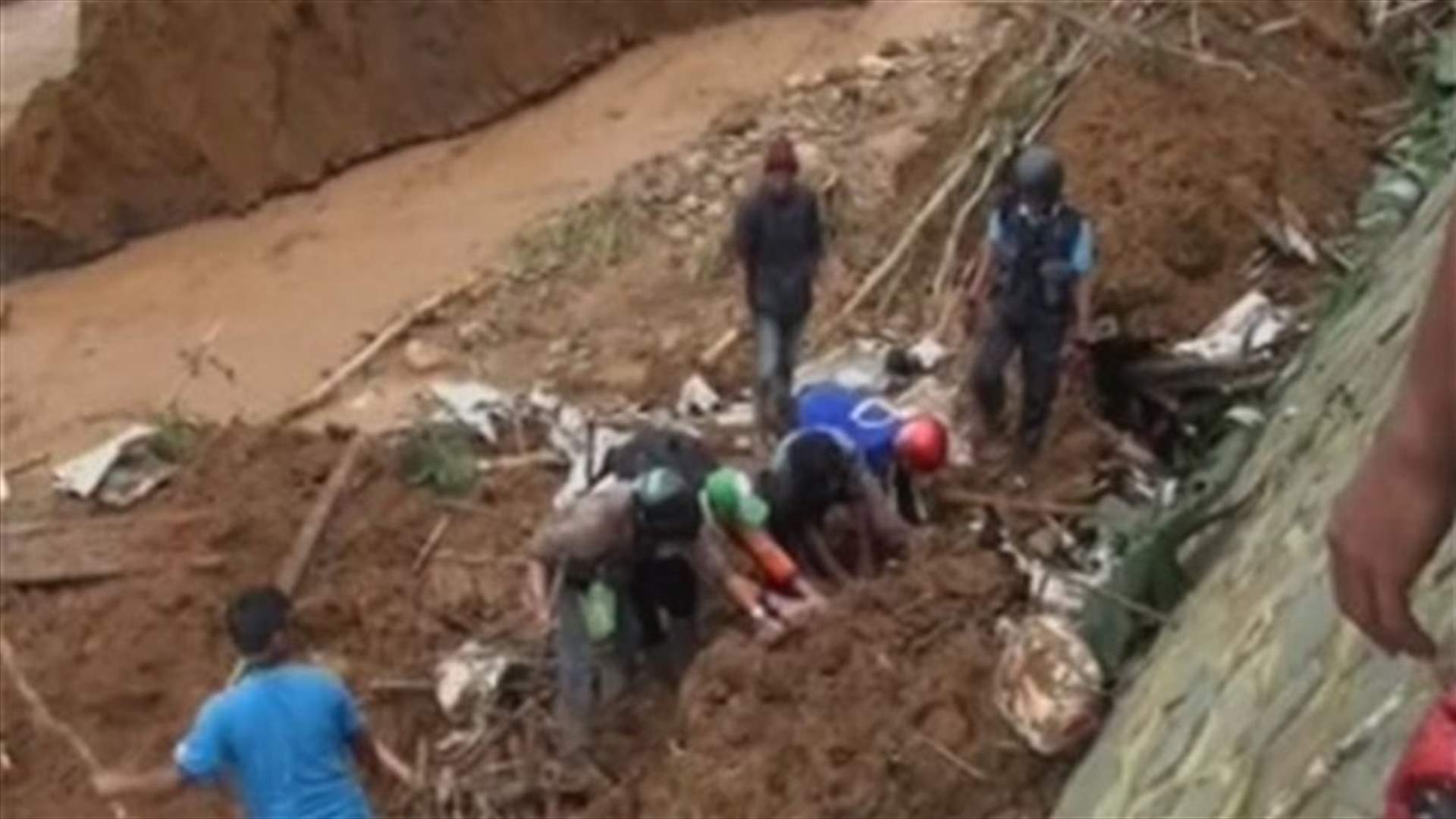ثمانية قتلى ومئة مفقود في انزلاق للتربة باندونيسيا   