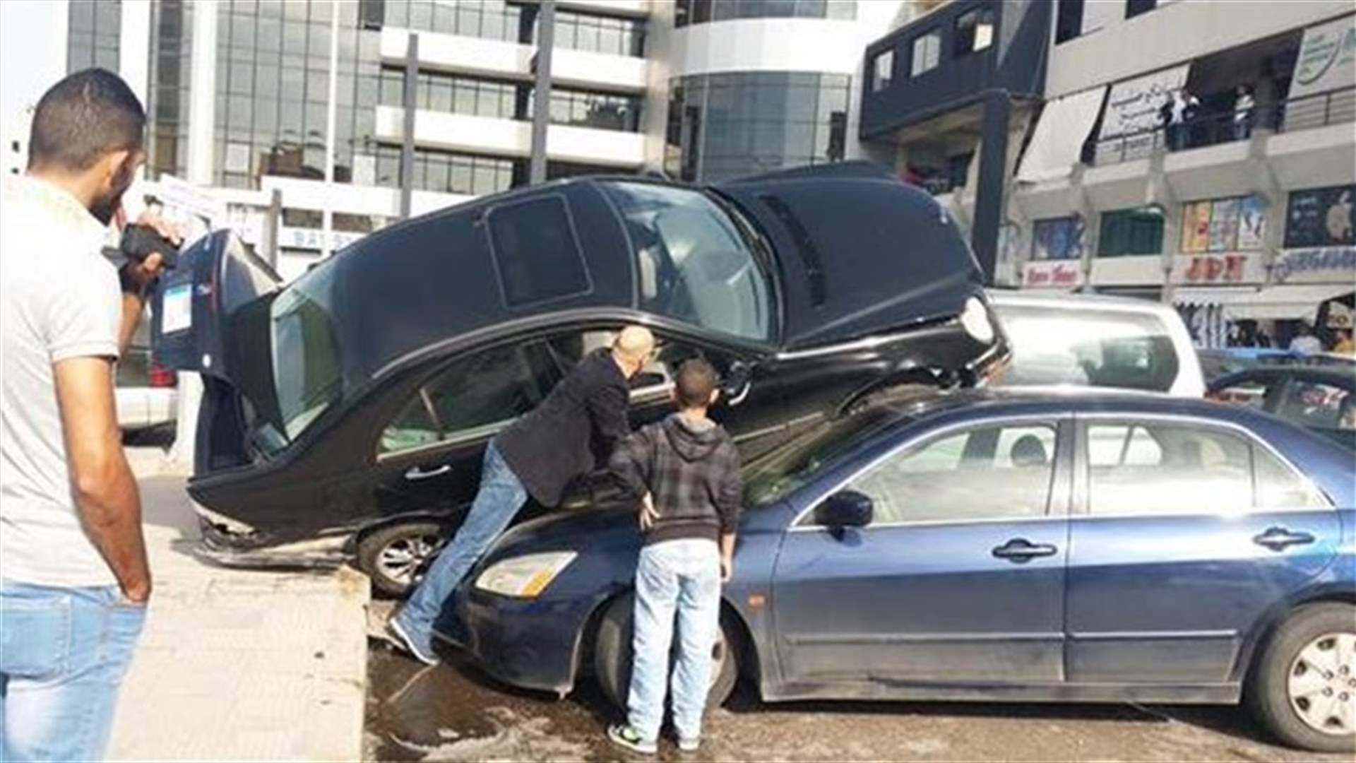 بالصور...عطل في فرامل سيارة يتسبب بصدم 12 سيارة في جبيل