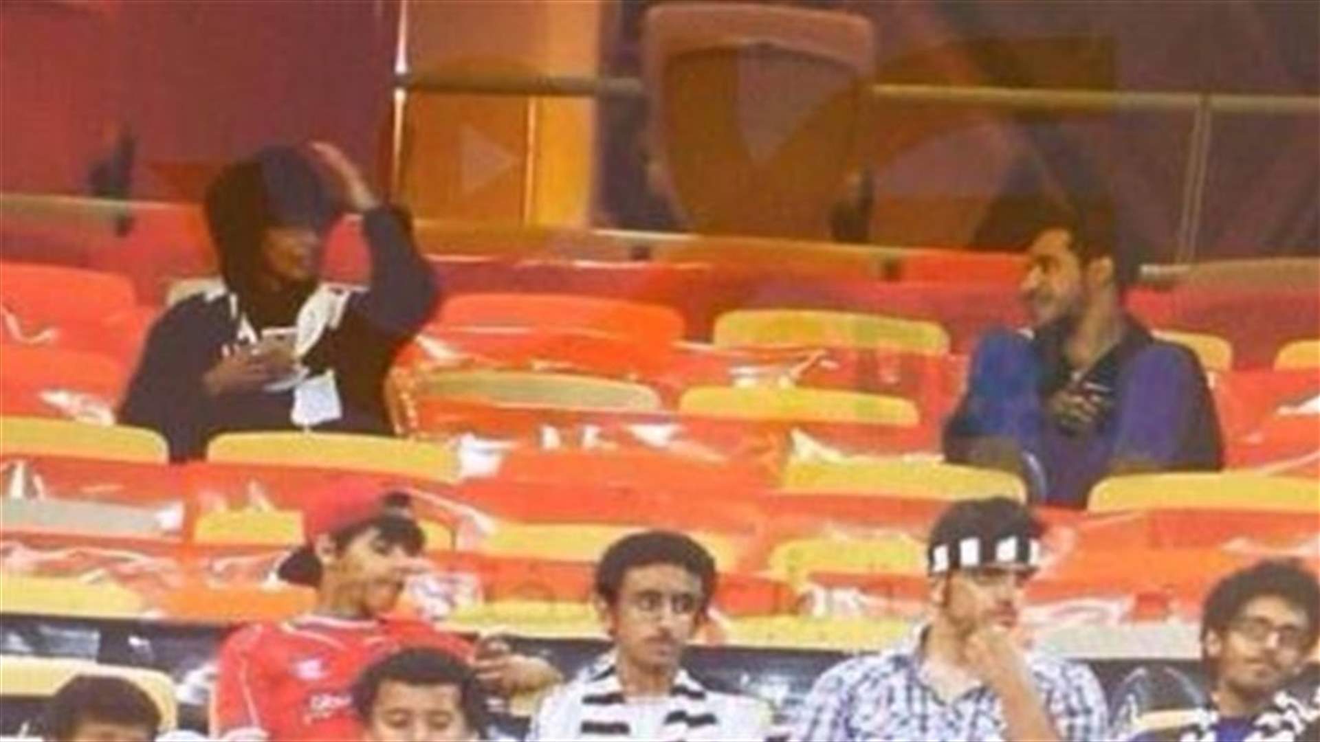 بالصورة..الشرطة السعودية تقبض على فتاة متنكرة بزي رجالي في ملعب لكرة القدم 