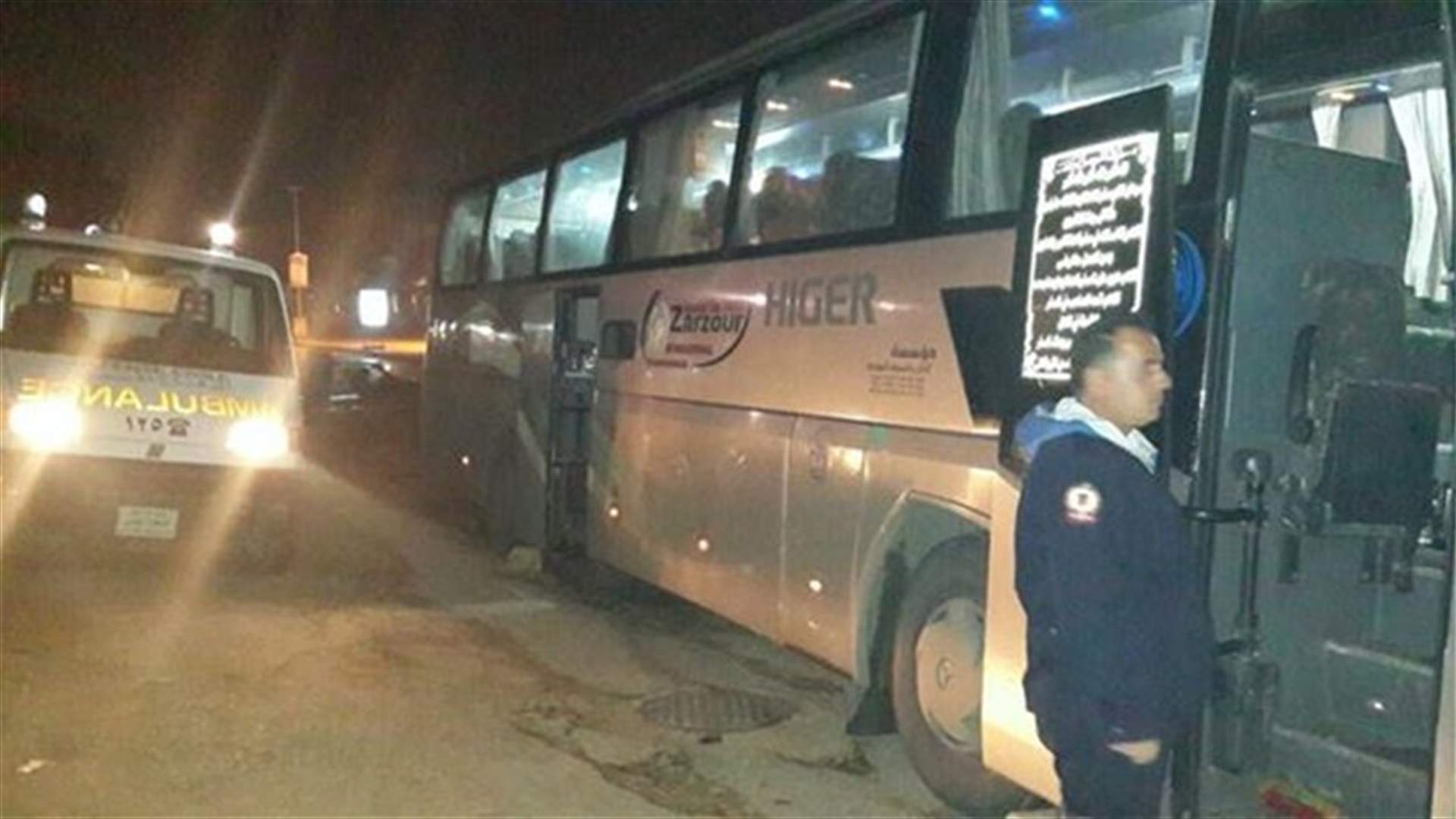 سائق حافلة يفقد السيطرة على الفرامل..وأحد الركاب يرمي بنفسه من النافذة
