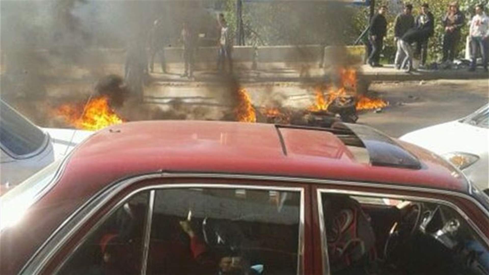 Illegal vendors block roads with burning tires in Tripoli