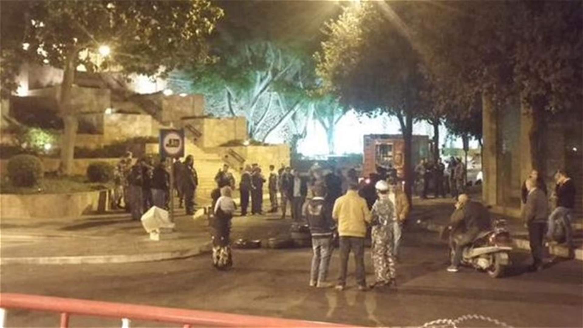 أهالي العسكريين يشعلون الاطارات على مدخل السراي 