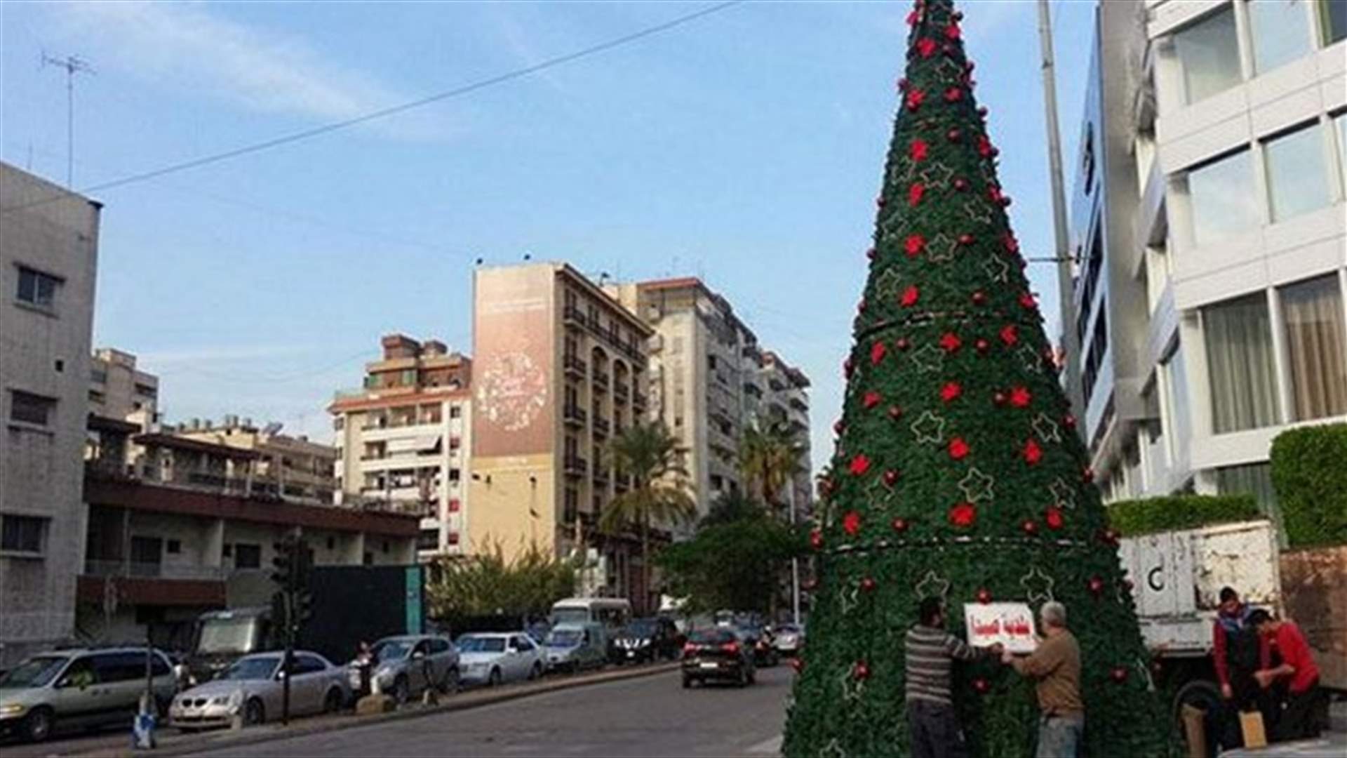 القاء زجاجة حارقة على شجرة الميلاد في صيدا