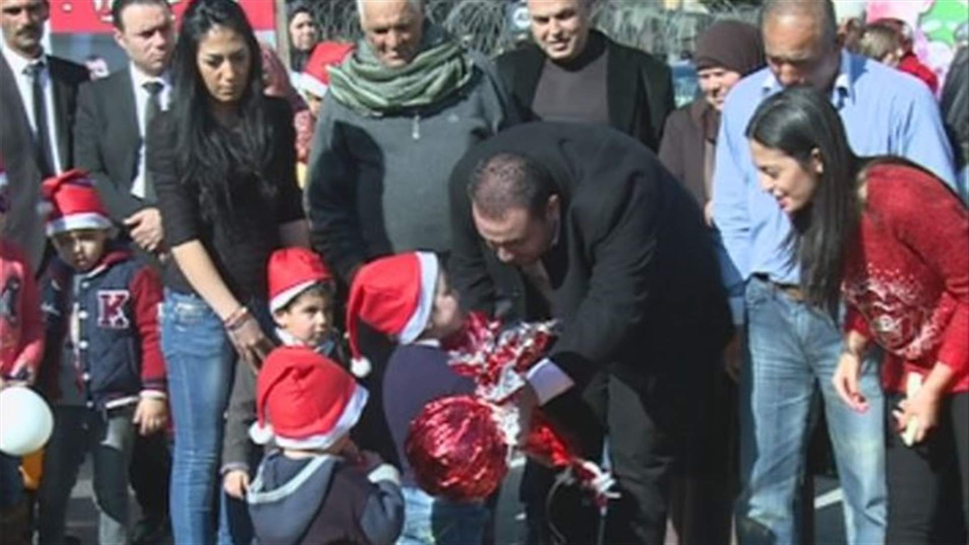 وفد من طلاب الأحرار يوزع الهدايا على أطفال العسكريين المخطوفين