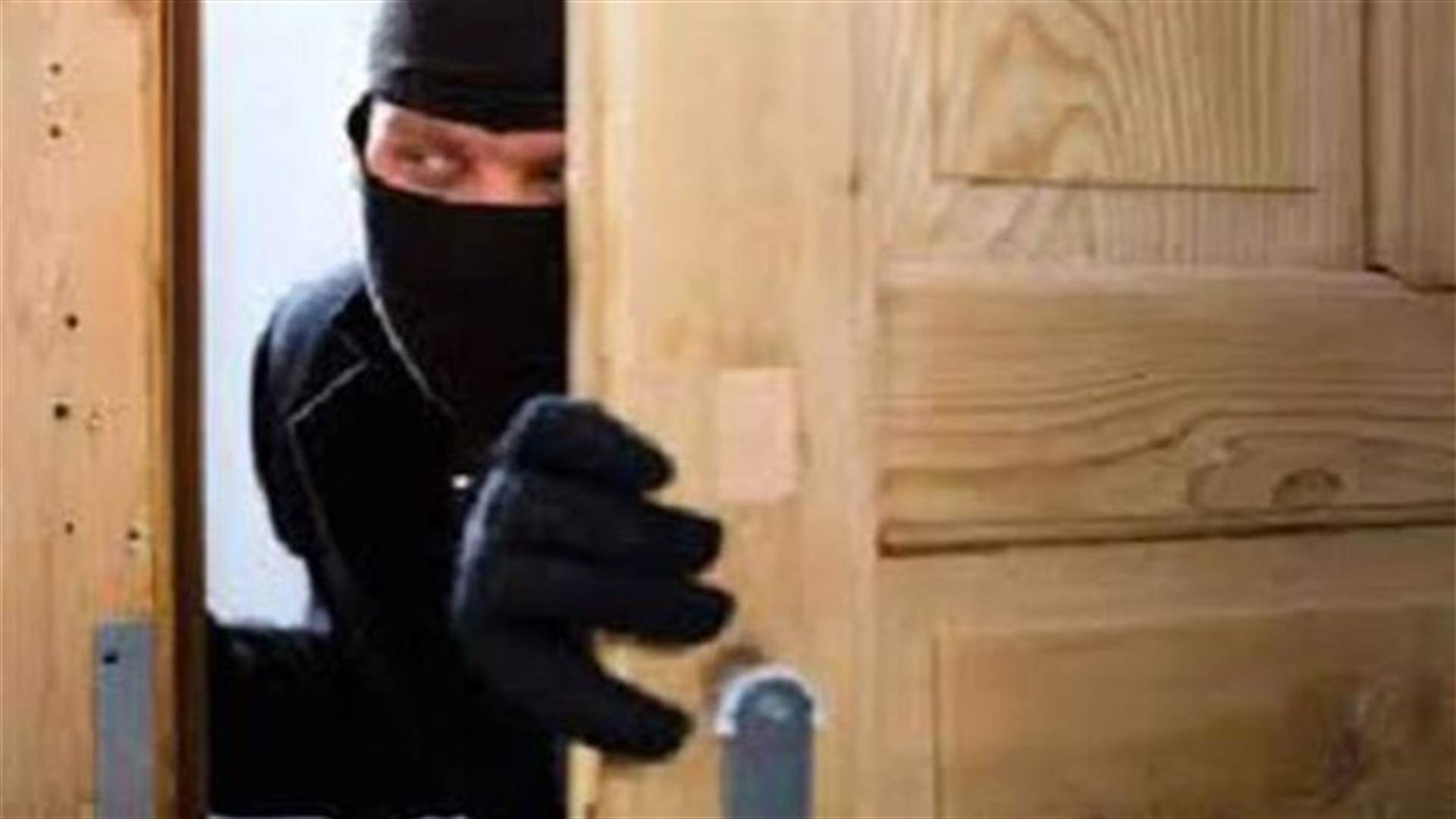 انهيار سقف يفضح سر مهووس بالملابس الداخلية النسائية