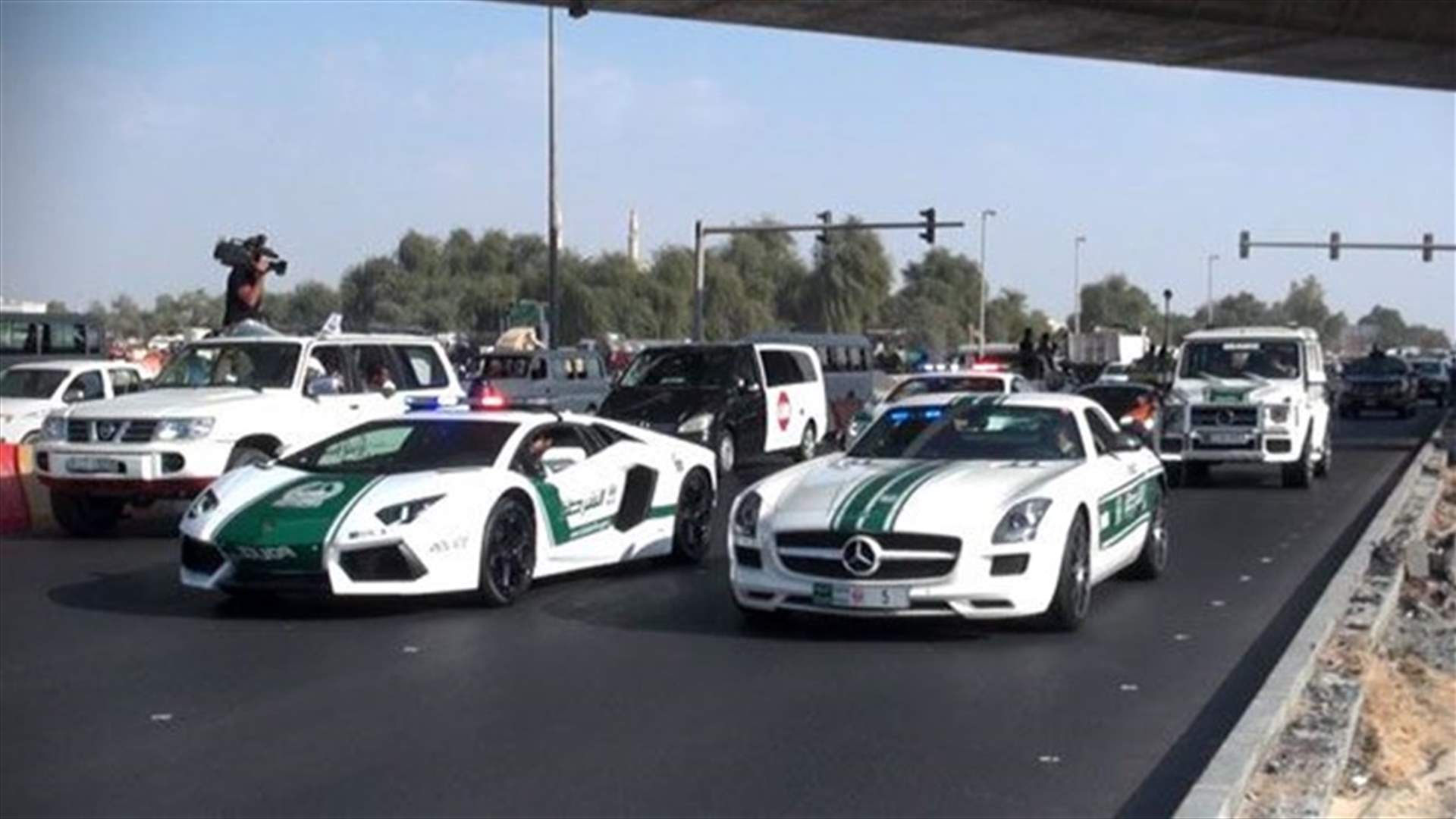 احذروا وضع المكياج والأرجيلة أثناء القيادة وإلا...